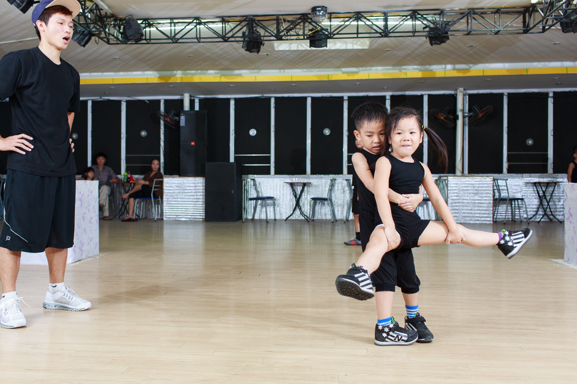 Tuy nhiên cũng có một số bé vẫn hay làm nũng bố mẹ, có bạn cũng không tập trung hoặc chỉ thích tập động tác khó nên thầy cô giáo cũng rất vất vả. Ngoài ra, các thầy cô cũng vừa dạy kĩ thuật lại vừa phải vừa quản trật tự như mẫu giáo nên cũng phải tốn nhiều thời gian hơn.