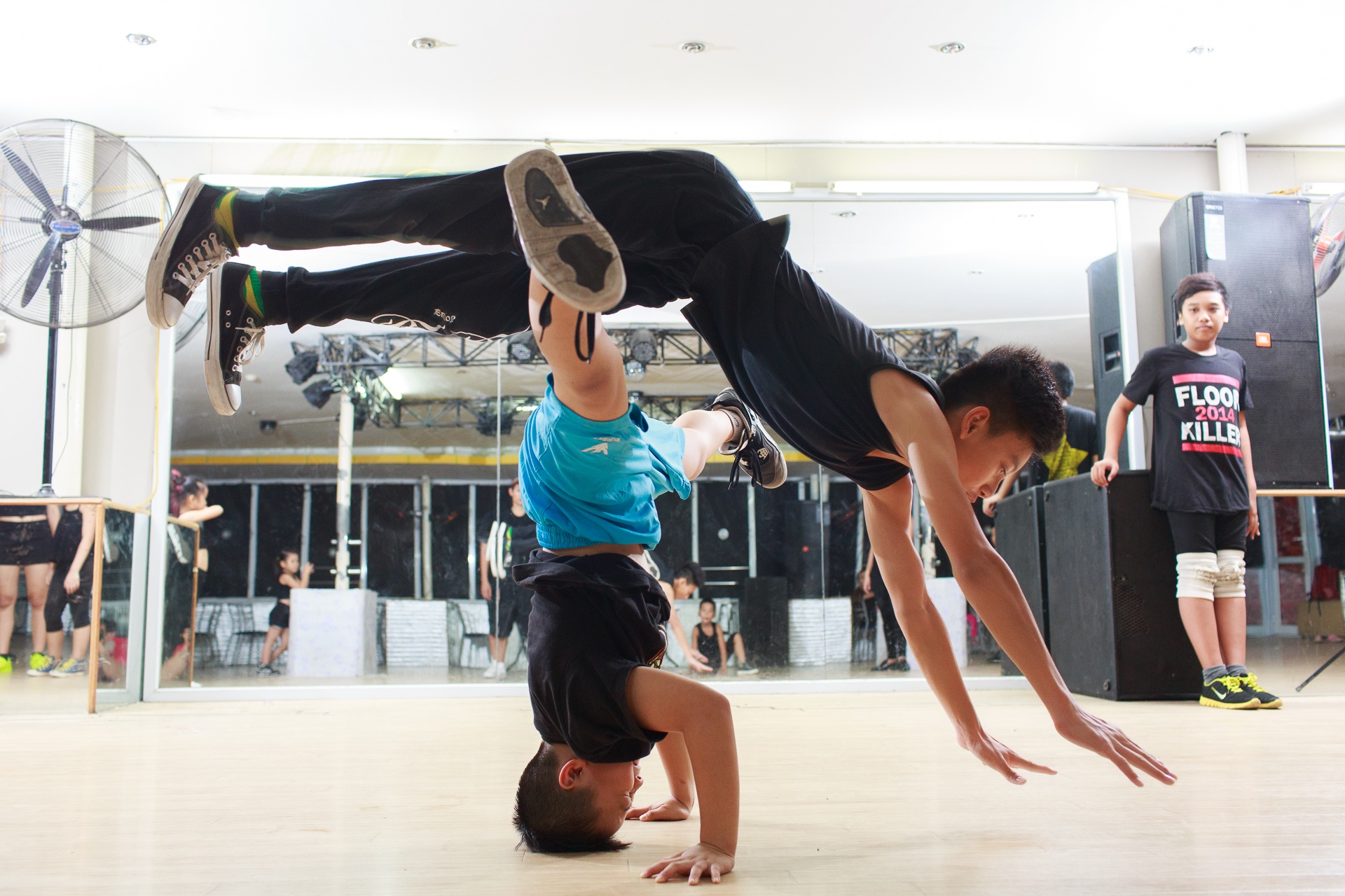 Trong thời gian đầu, để nắm sơ qua các bước cơ bản thì các em phải tốn khoảng thời gian từ 3 đến 4 tháng. Nhưng có một số bạn phải tập cả năm mới học được.