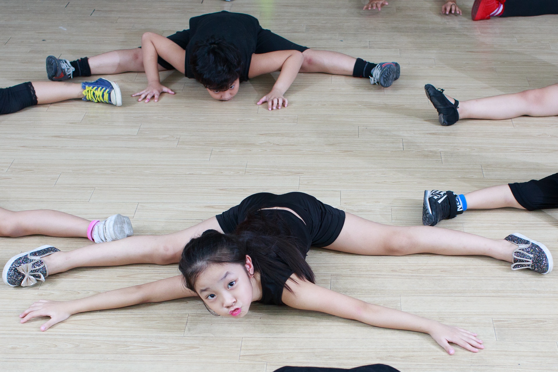 Á quân Bước nhảy hoàn vũ nhí mùa 1 Yến Nhi tiết lộ: Bình thường các bạn chỉ tập 2 buổi/tuần còn những bạn thuộc nhóm đội tuyển thì mỗi tuần chỉ được nghỉ một buổi.