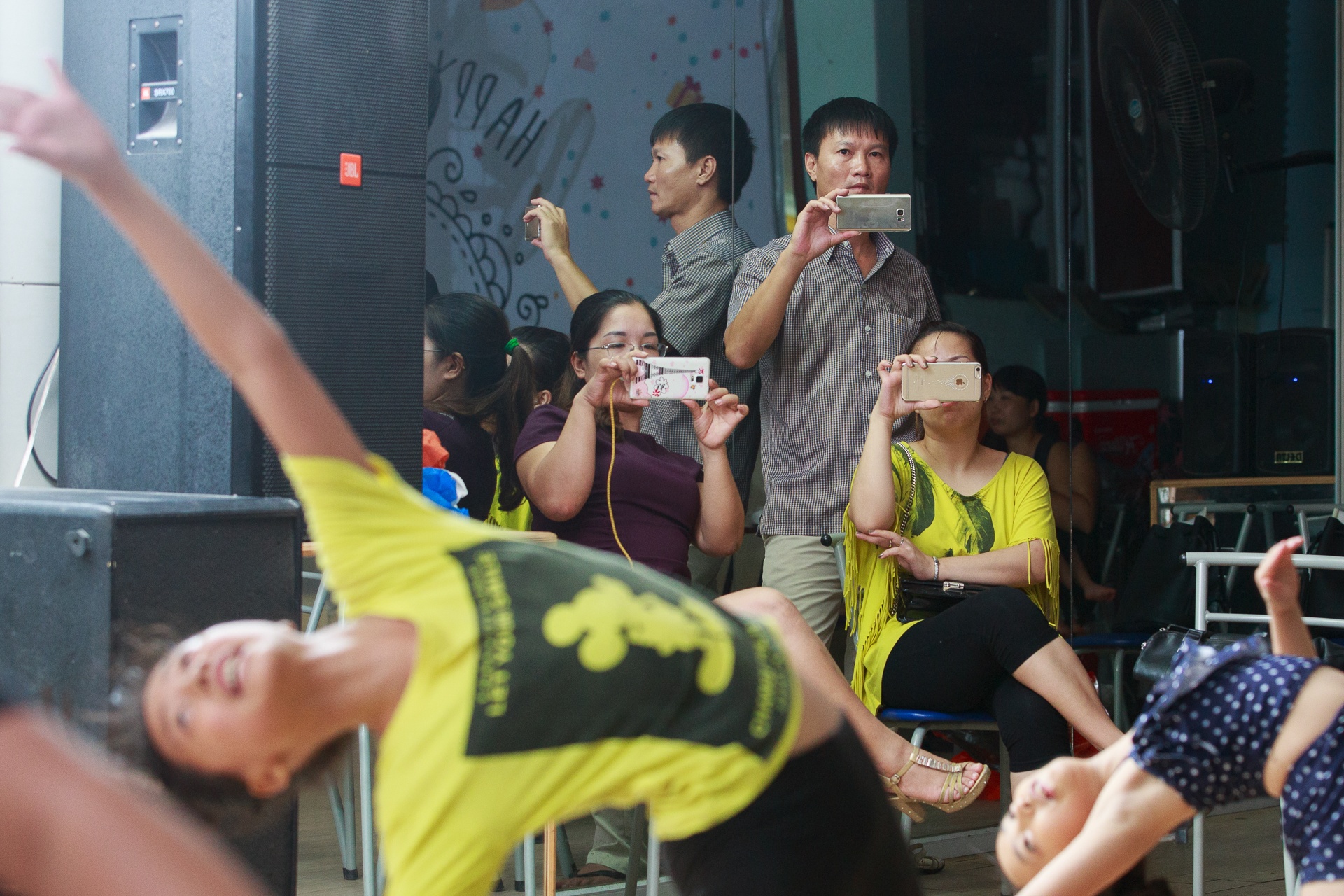 Chị Hoà (mẹ của bé Thư Kì) cho biết mục đích cho con học là để con được rèn luyện sức khoẻ, có thêm sân chơi bổ ích để thể hiện bản thân mình cũng như khẳng định cá tính của bản thân. Ngoài ra, chị cũng muốn con mình sẽ học hỏi được kĩ năng làm việc tập thể và khổ luyện trong môi trường sức ép cao để sau ra cuộc sống con sẽ vững vàng hơn.