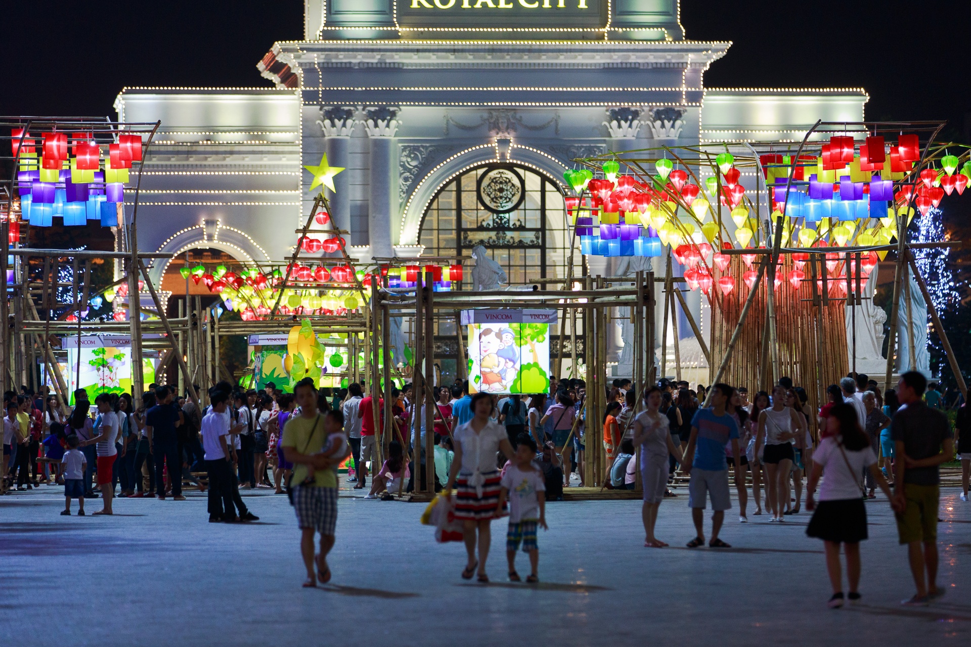 Với diện tích 2.000 mét vuông, vườn cổ tích đèn lồng tại Quảng trường Royal City (Thanh Xuân - Hà Nội) vừa được nhận Kỉ lục Guinness Việt Nam 