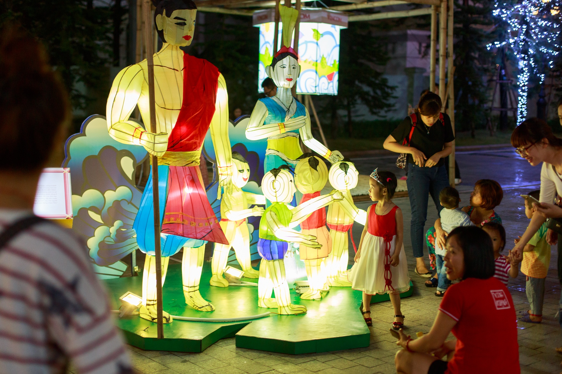 Khu vườn được trang hoàng bằng hàng ngàn chiếc đèn lồng, đèn kéo quân truyền thống, kết thành những cổng chào, khu tiểu cảnh, tháp đèn lồng. Đặc biệt, khu vườn còn tái hiện nhiều tích truyện dân gian Việt Nam quen thuộc như Lạc Long Quân – Âu Cơ, Thánh Gióng, Chú Cuội, Sự tích dưa hấu... bằng những nhóm tượng hoa đăng.