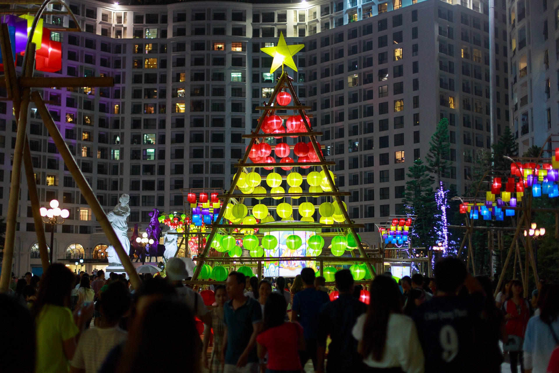 Trung tâm của vườn là một tháp đèn lồng đủ lớn để chứa hàng chục người ở bên trong.