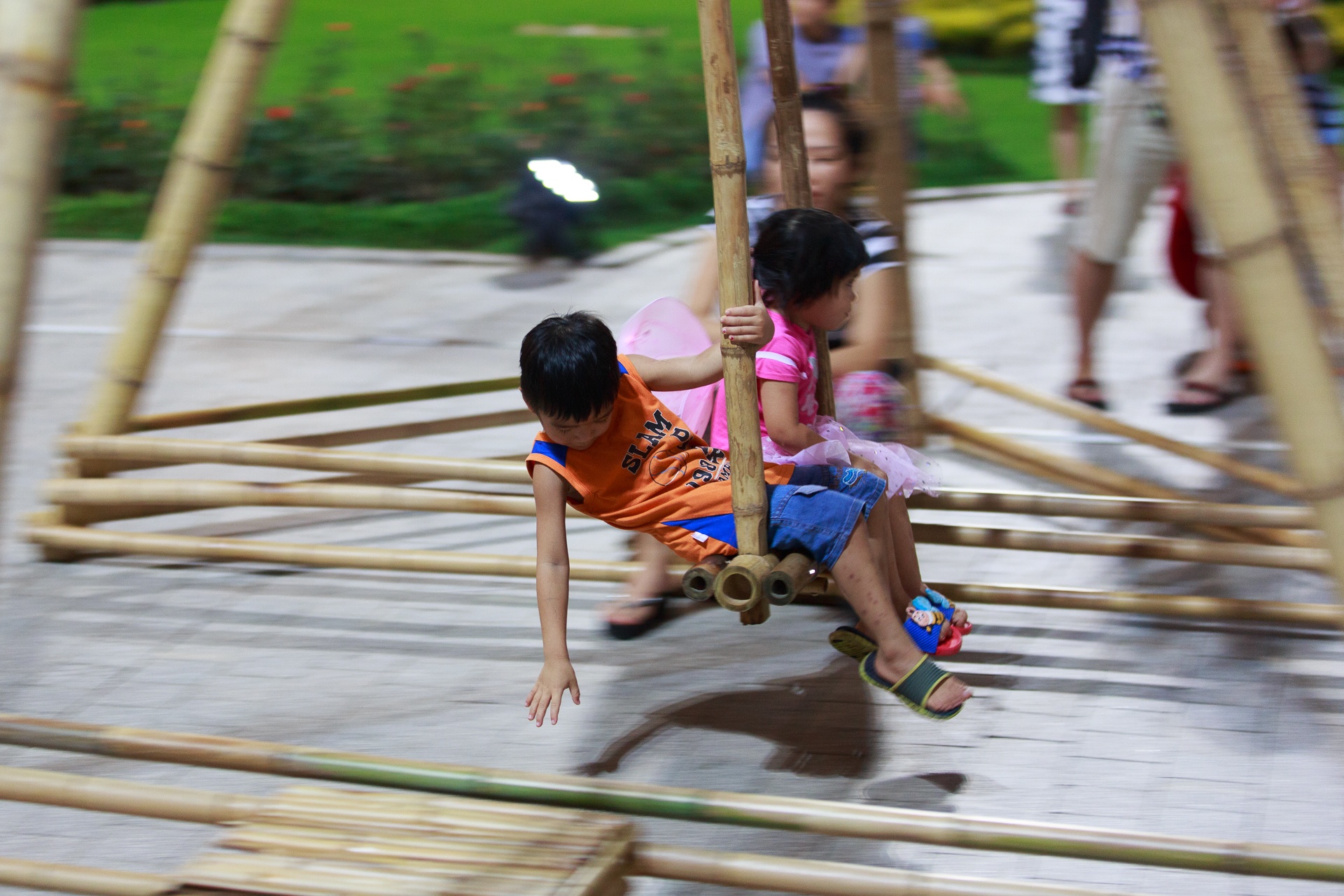 Do không gian chật hẹp nên để đảm bảo an toàn thì chỉ có trẻ em mới được sử dụng những chiếc đu tre.