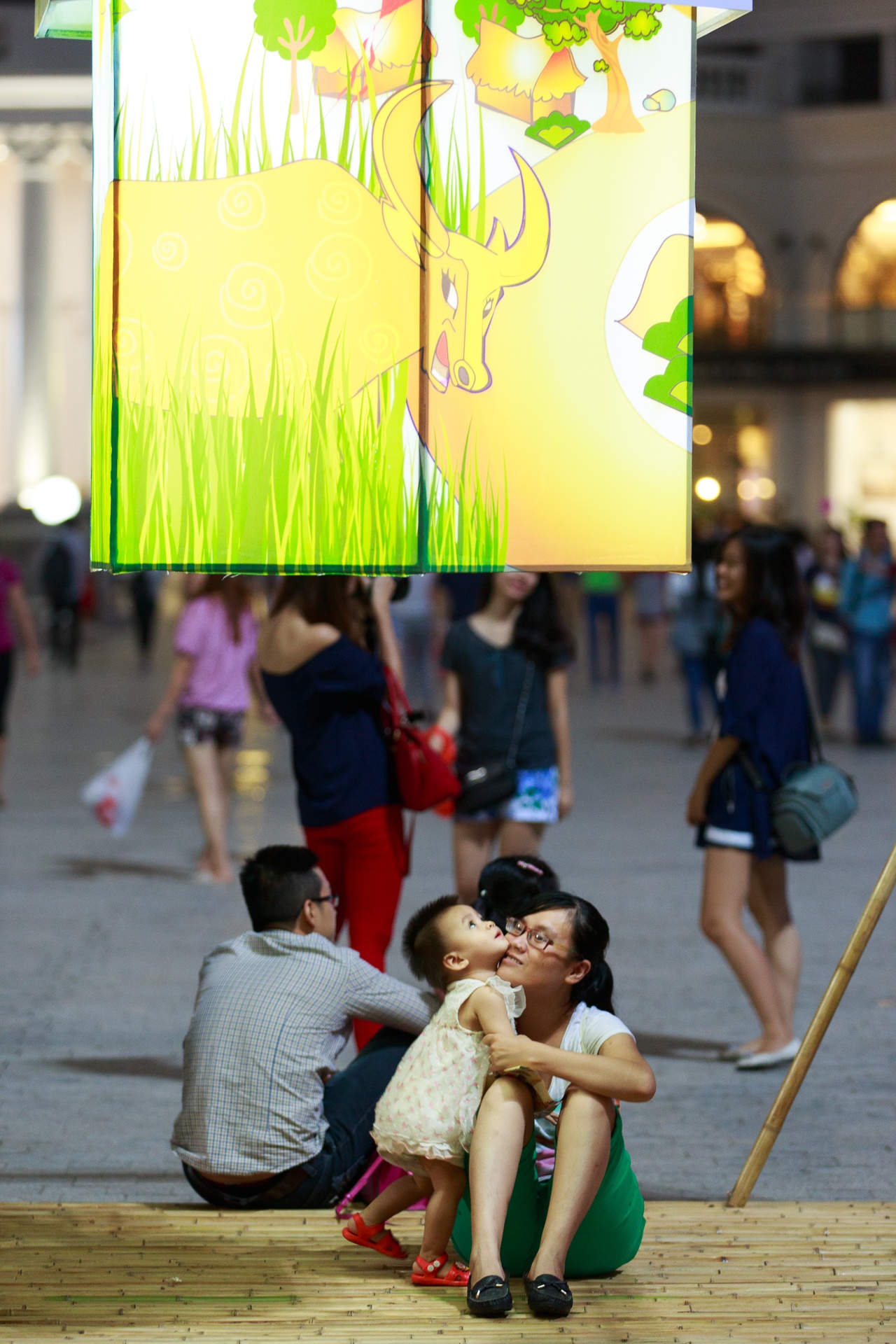 Cũng giống như điểm vui chơi Trung thu khác, khách tham quan chủ yếu không phải là các em nhỏ mà là các bạn thanh niên.