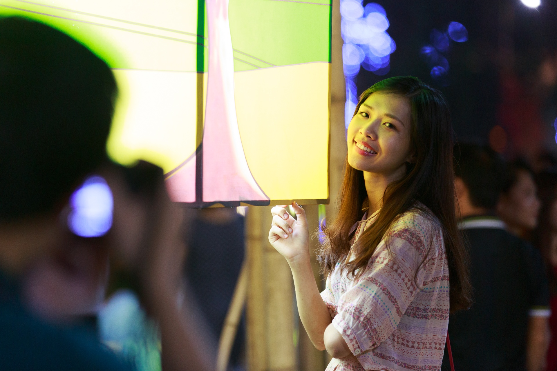 Những dàn đèn lung linh là bối cảnh lí tưởng cho các bạn gái diễn trước ống kính.