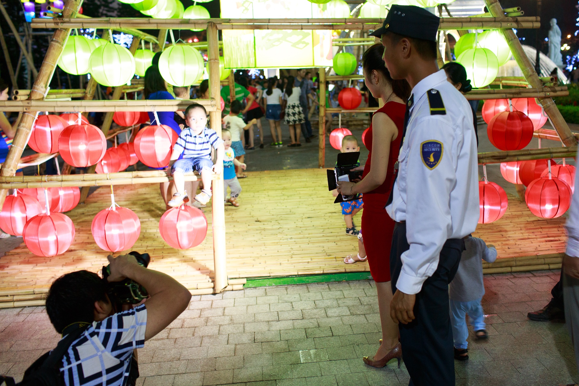 Tại vườn cổ tích không có rào chắn hay biển cấm leo trèo lên các công trình, thay vào đó, lực lượng bảo vệ phải thường xuyên tuýt còi và nhắc nhở những du khách có hành vi gây mất an toàn cho bản thân và công trình.