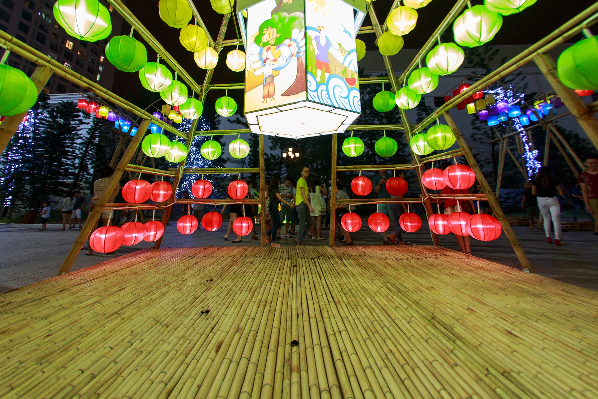 Vào lúc 21h05 tối 22/9, tại khu vực tháp đèn lồng xuất hiện mùi khét nhưng phải đến khi nhân viên bảo vệ yêu cầu thì mọi người mới đi ra khỏi tháp. Khoảng 5 phút sau thì mùi khét dần biến mất.