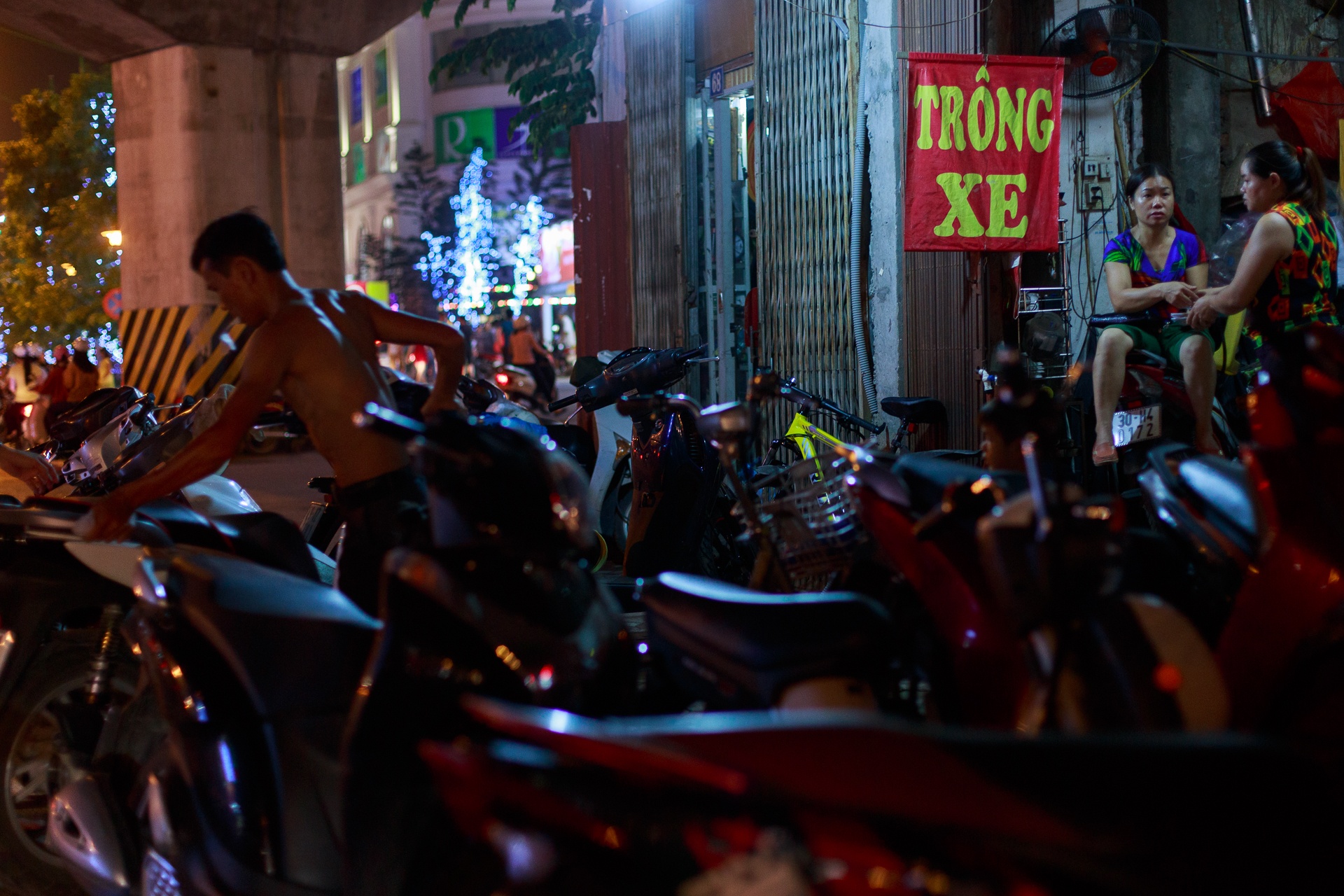 Một chủ bãi giữ xe ở đường Nguyễn Trãi cho biết, mỗi tối có khoảng hơn 100 lượt xe được gửi, mỗi xe thu tới 10.000đ. Được biết, vườn cổ tích đèn lồng sẽ tiếp tục mở cửa miễn phí đến ngày 27/9/2015.