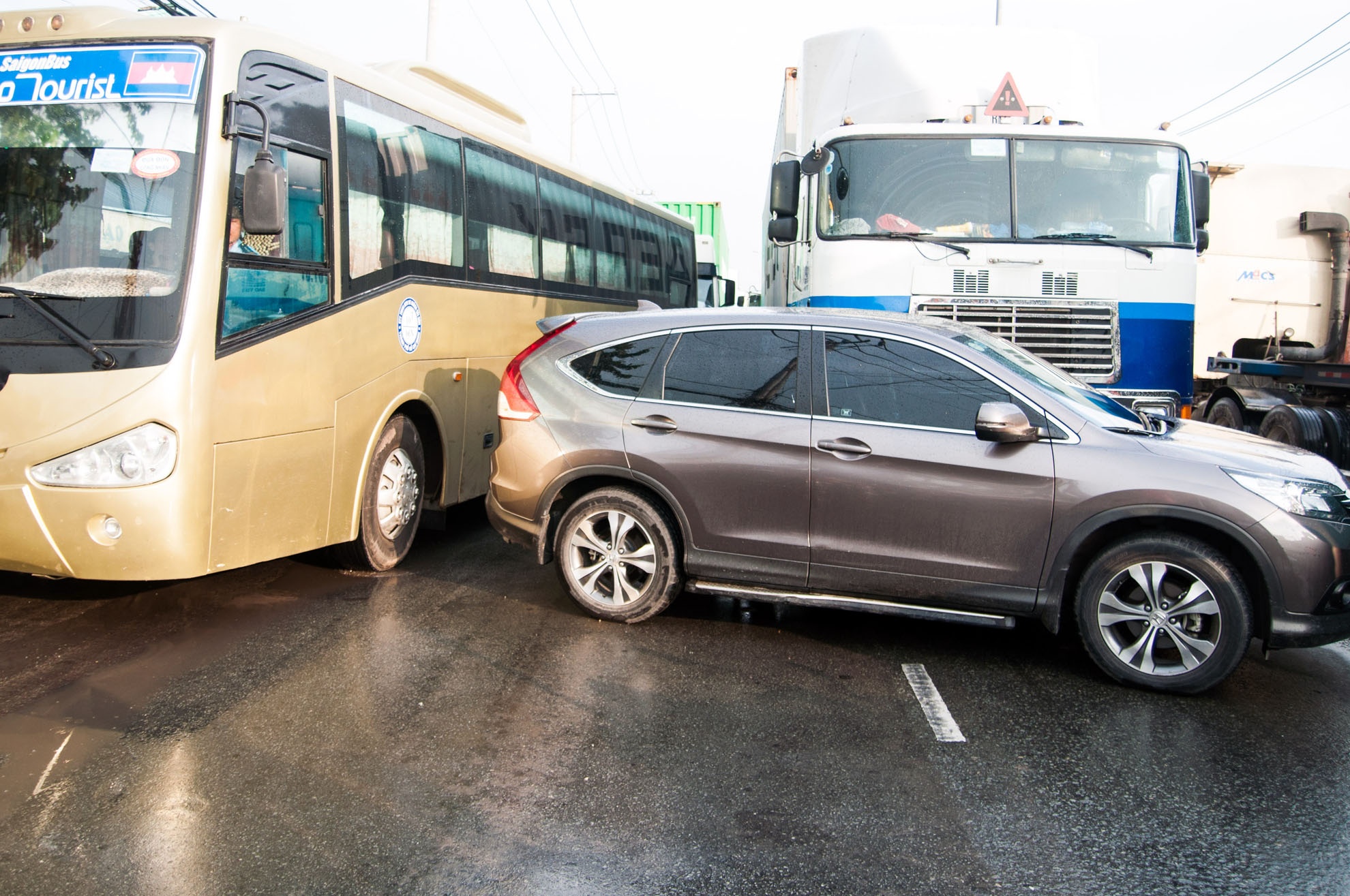 Ket xe nhieu km sau vu va quet giua container va oto hinh anh