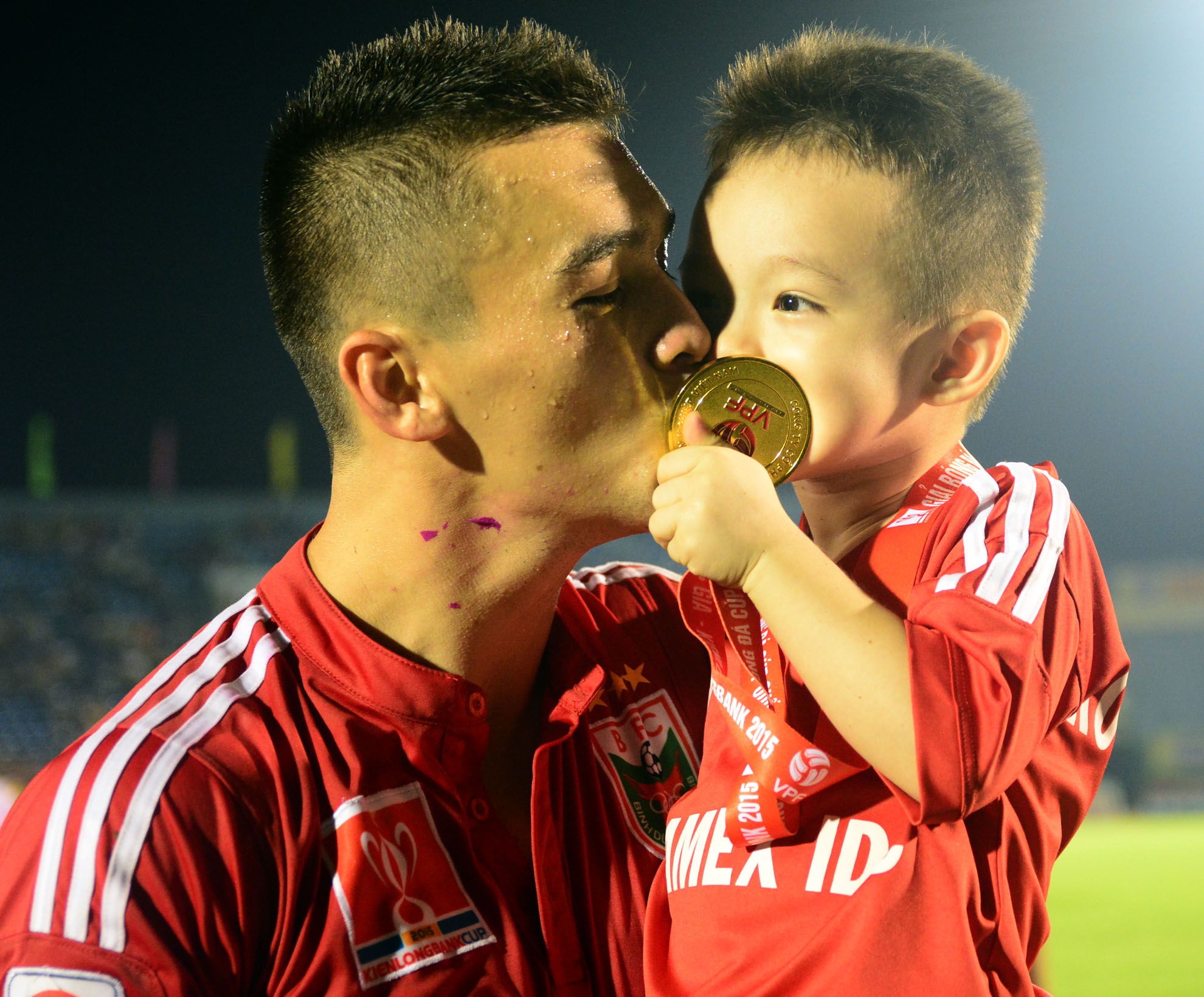 Nguoi than den ruoc Cup, chia vui cung cau thu Binh Duong hinh anh
