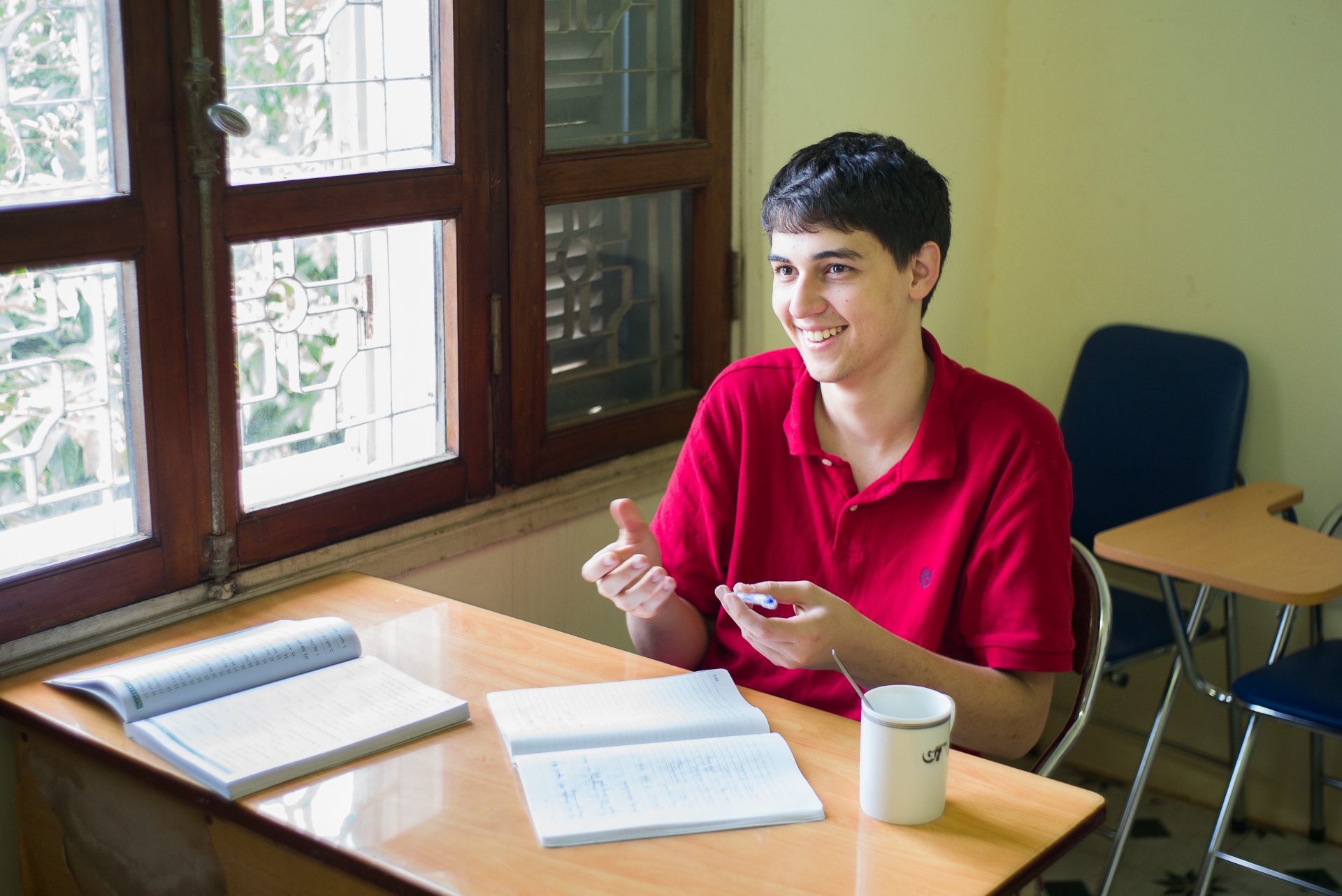 Năm 18 tuổi, khi bạn bè cùng tuổi bước vào đại học thì James Johannes Engels đã nhận bằng cử nhân ngành Cổ điển học. Đó cũng là lúc chàng trai người Mỹ quyết định trở về quê hương Việt Nam của bà ngoại để học tiếng Việt.