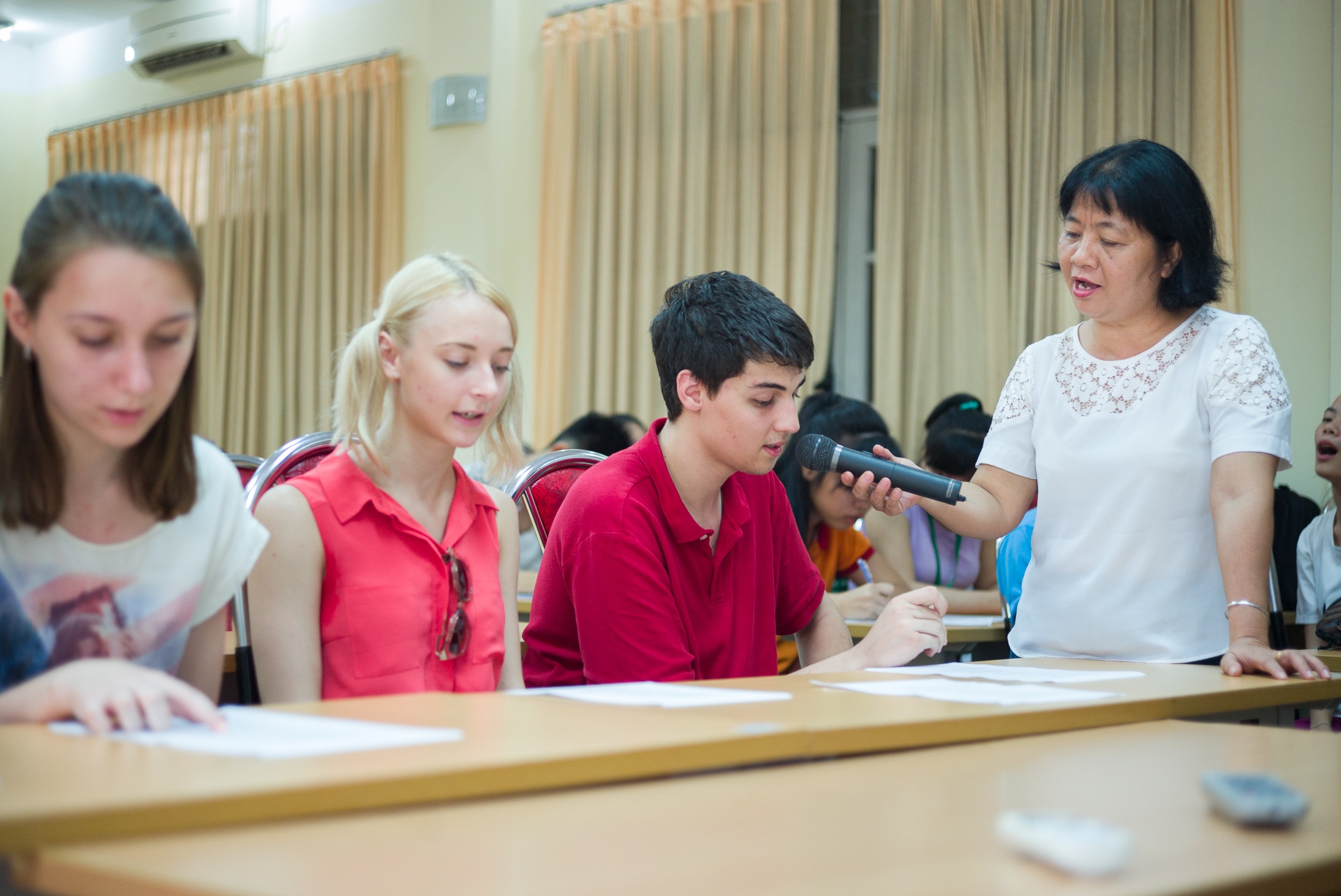 Tuy có vẻ ngoài thư sinh và hơi nhút nhát, nhưng anh chàng người Michigan luôn sẵn lòng tham gia các hoạt động tập thể cùng các sinh viên quốc tế.