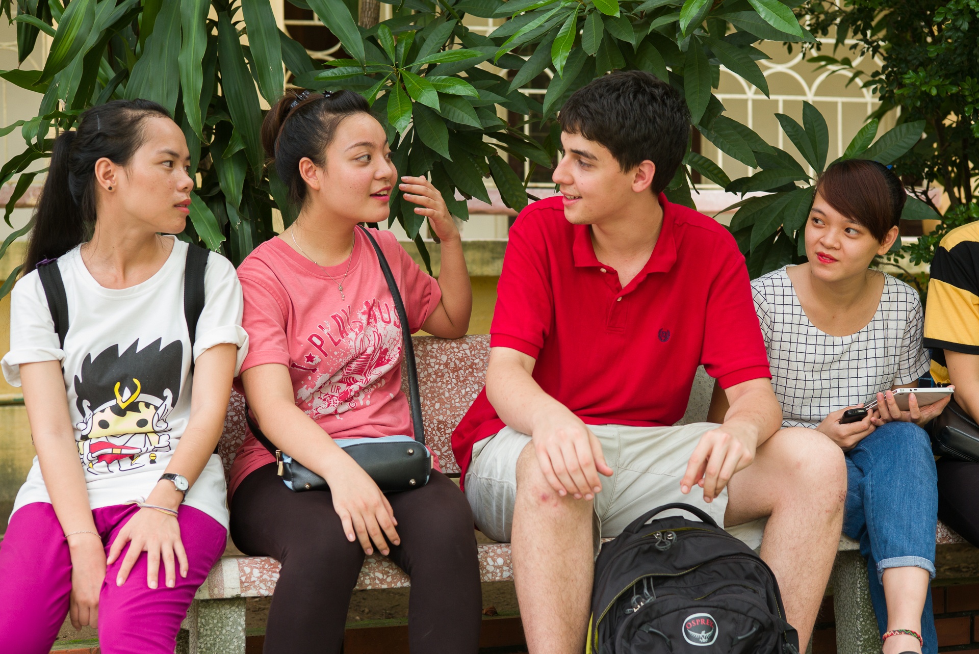 Chia sẻ với các bạn sinh viên Việt Nam và sinh viên nước ngoài về bí việc học ngoại ngữ, James chia sẻ: Nếu bạn biết thêm một ngoại ngữ có nghĩa là bạn biết thêm về một nền văn hoá. Còn cách học ngoại ngữ tốt nhất là luôn chăm chỉ và không bao giờ sợ sai. Nếu bạn sợ sai mà không nói ra thì sẽ không bao giờ nói được.