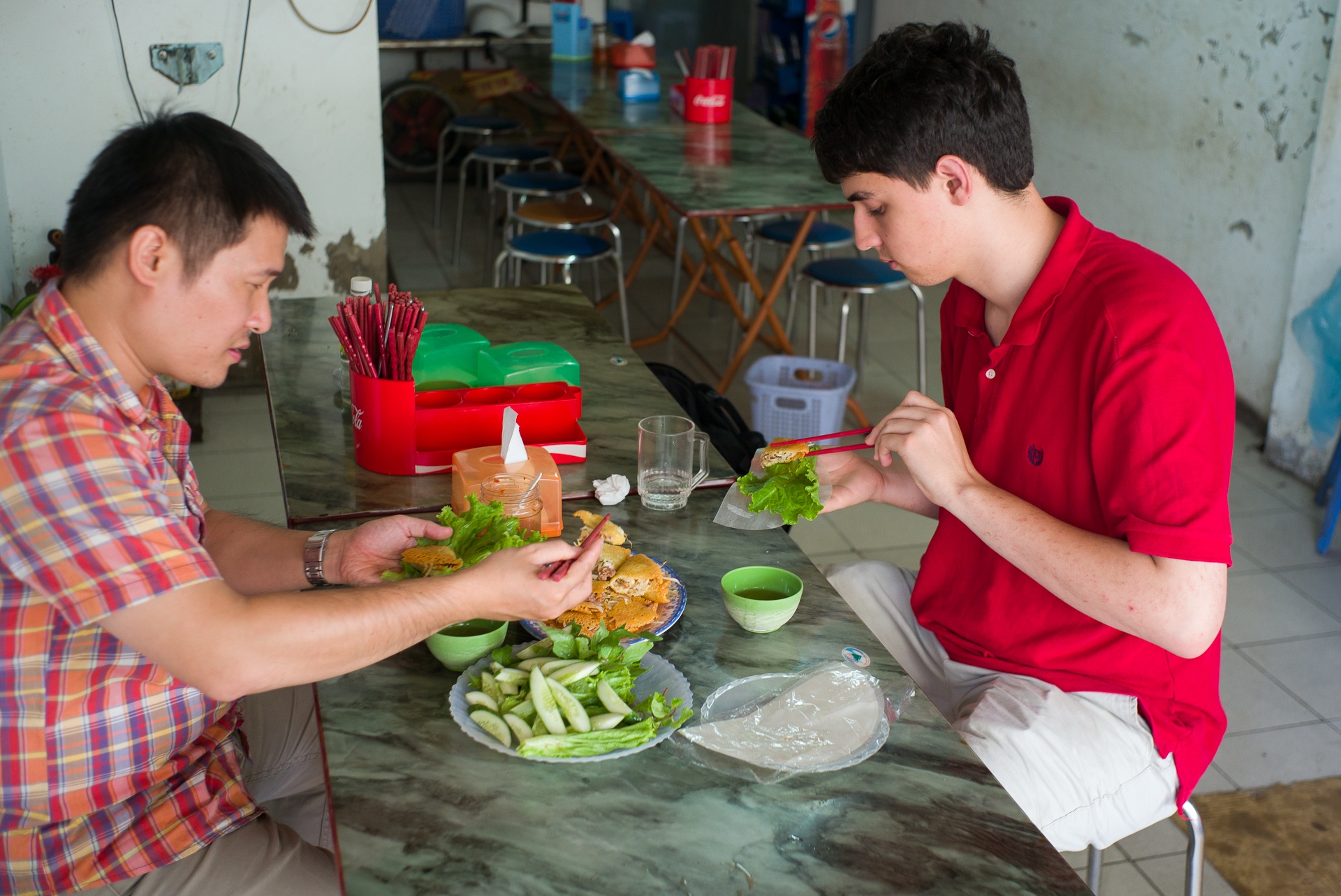 Dù đến Việt Nam chưa lâu, nhưng vốn từ và trải nghiệm các món ăn Hà Nội rất phong phú. Nhưng khi nhắc đến mắm tôm thì James hơi nhăn mặt: Có phải nó màu tím không ạ? Em không thích. Mùi rất sợ.