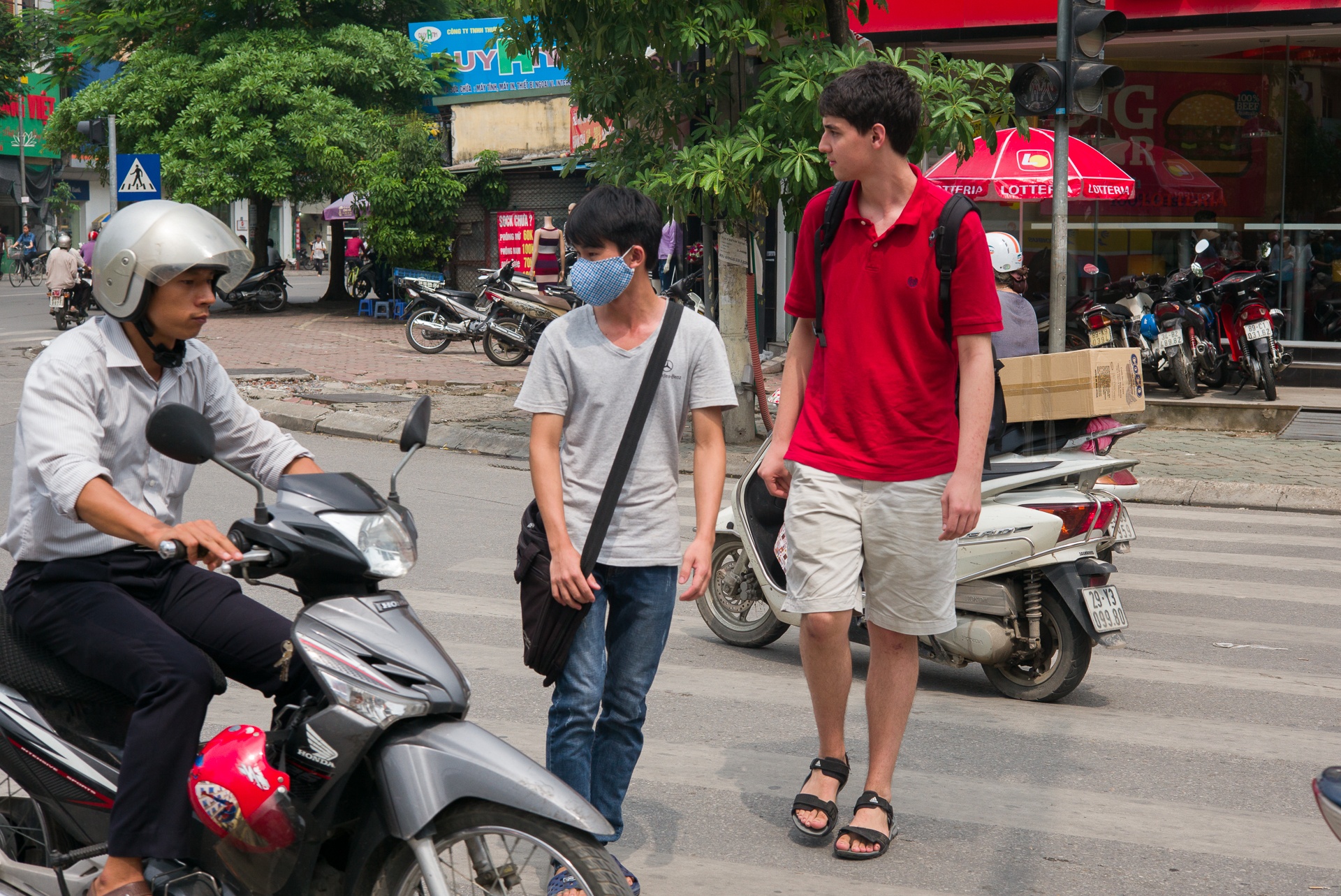 Do nơi ở cách trường không xa nên James thường đi bộ đến lớp: Nếu em tự lái xe thì rất sợ vì không quen với giao thông Việt Nam. Nhưng nếu đi bộ thì không sao. Em có thể tự sang đường được.