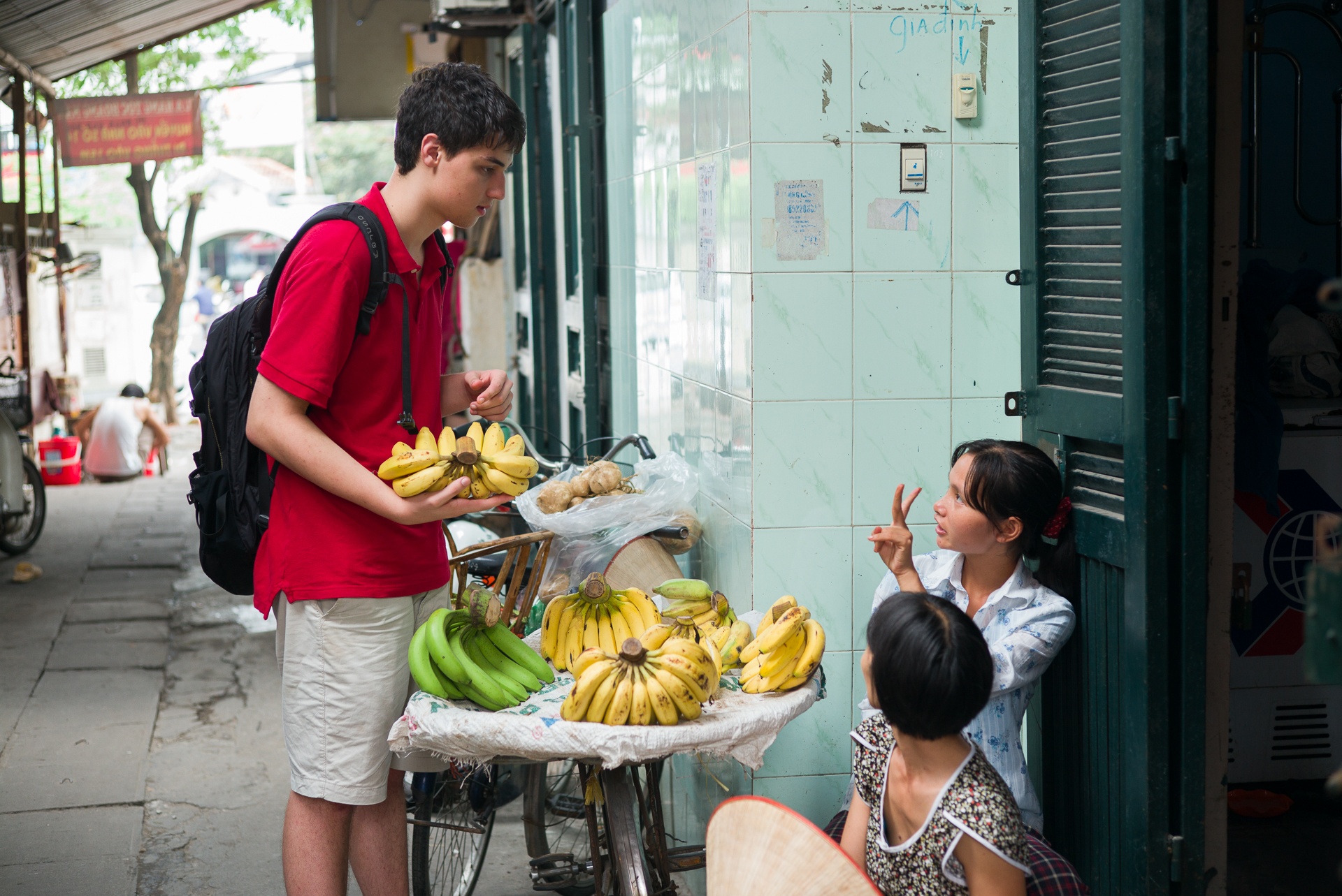 Ngoài thời gian học trên lớp, chàng trai người Mỹ còn trau dồi kĩ năng tiếng Việt bằng cách nói chuyện với người bản địa. 