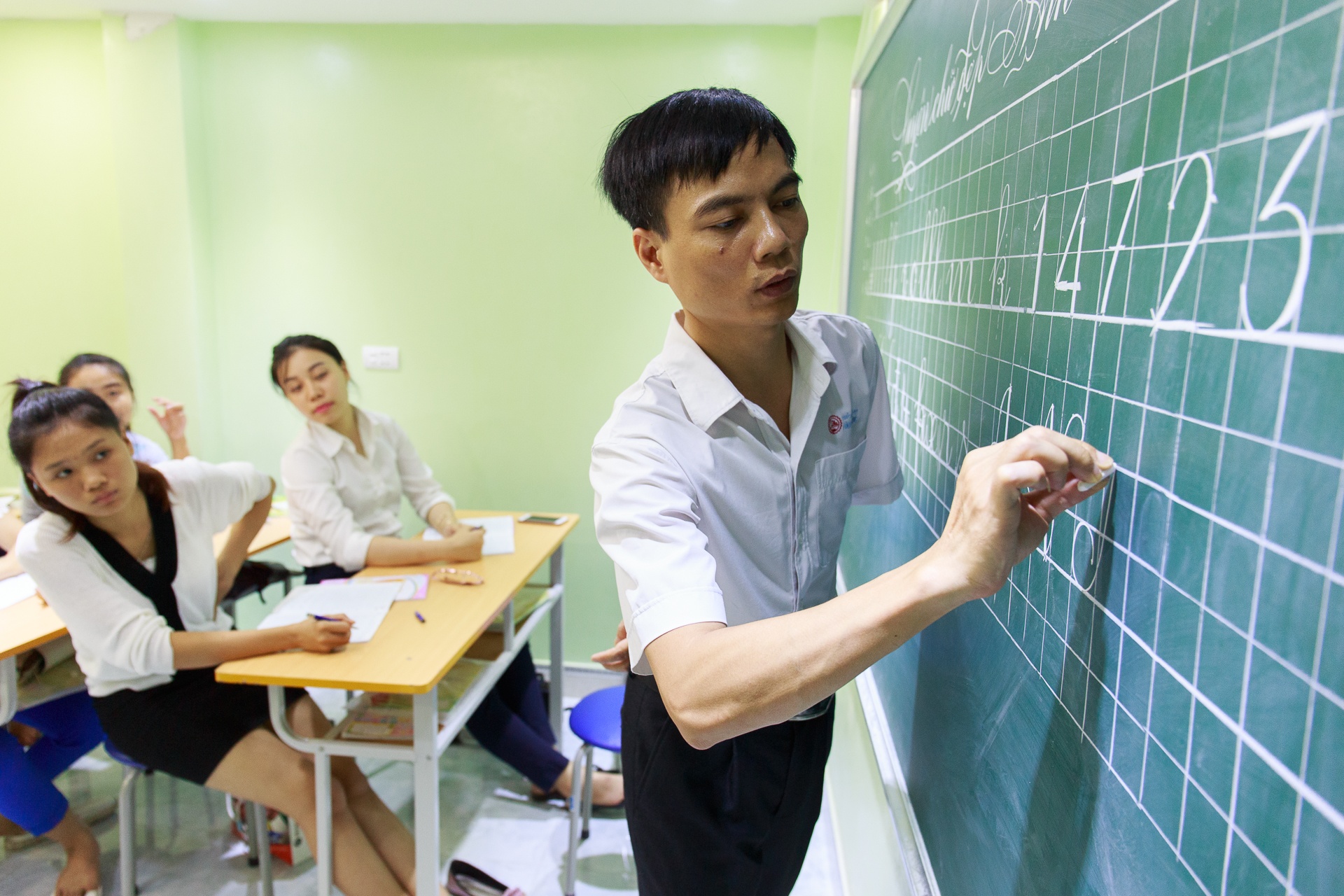 Thay co giao di hoc viet chu dep hinh anh