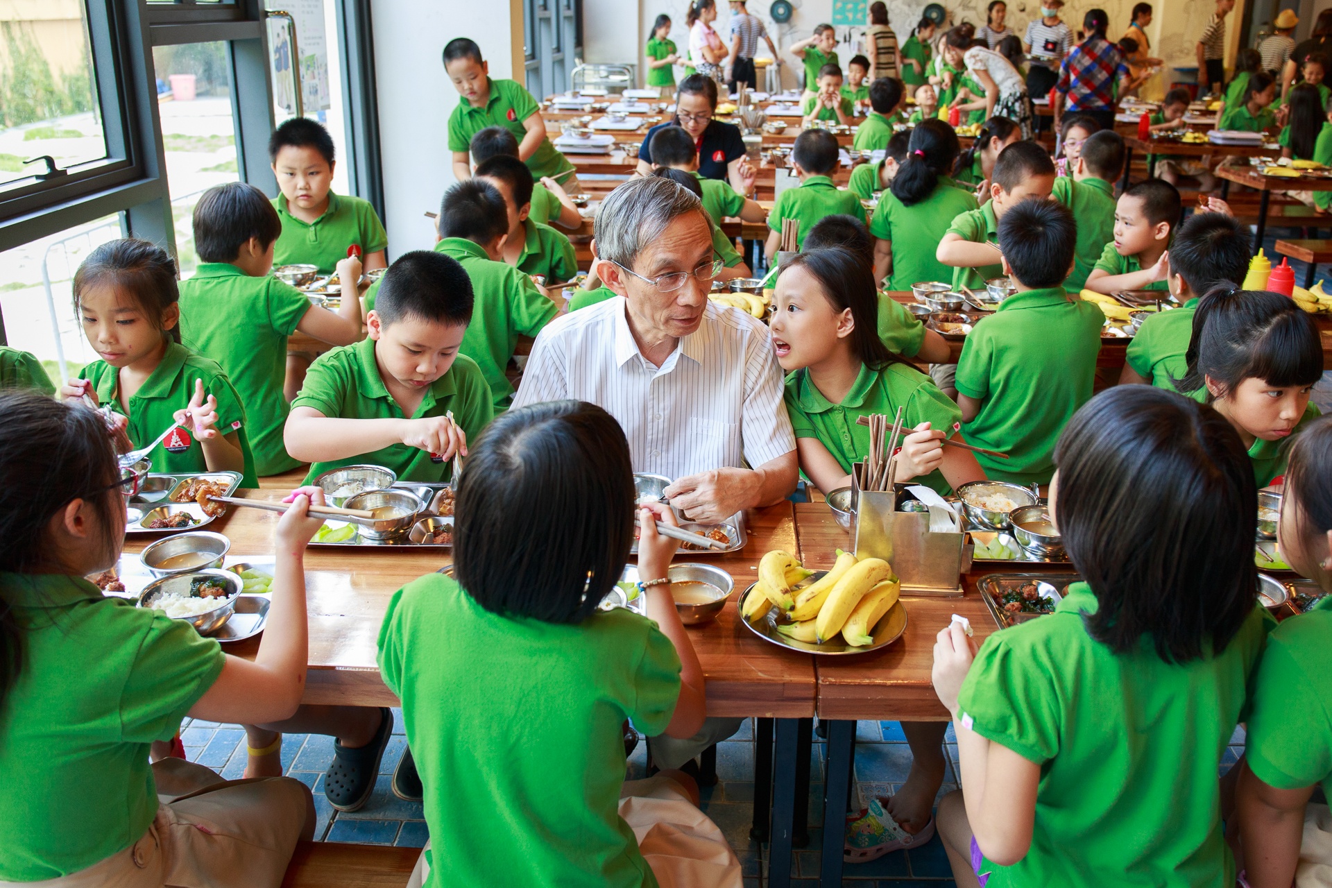 Hieu truong thanh ong noi an trua cung hoc tro hinh anh