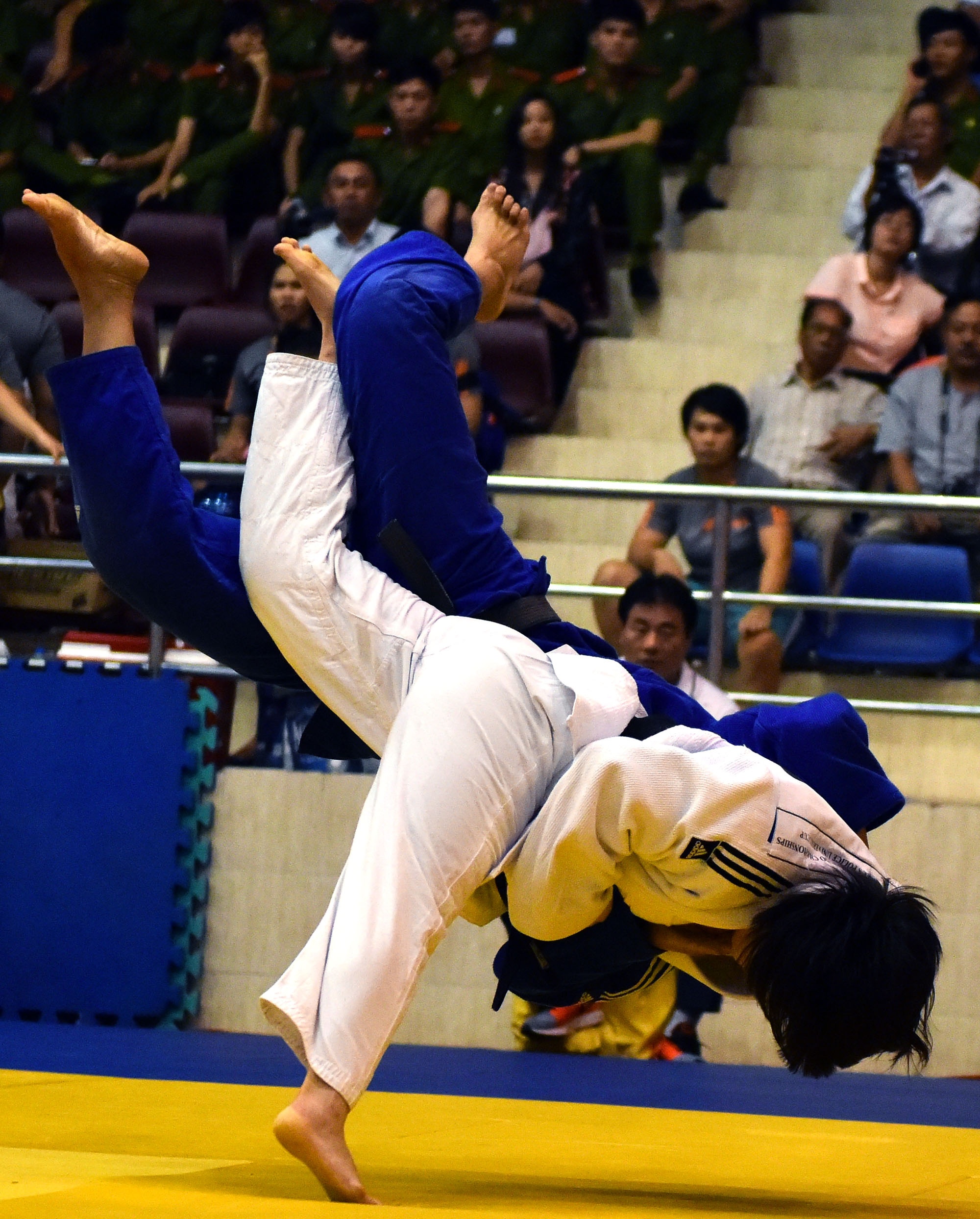 Nhung pha quat nga doi thu o giai Judo tai TP HCM hinh anh