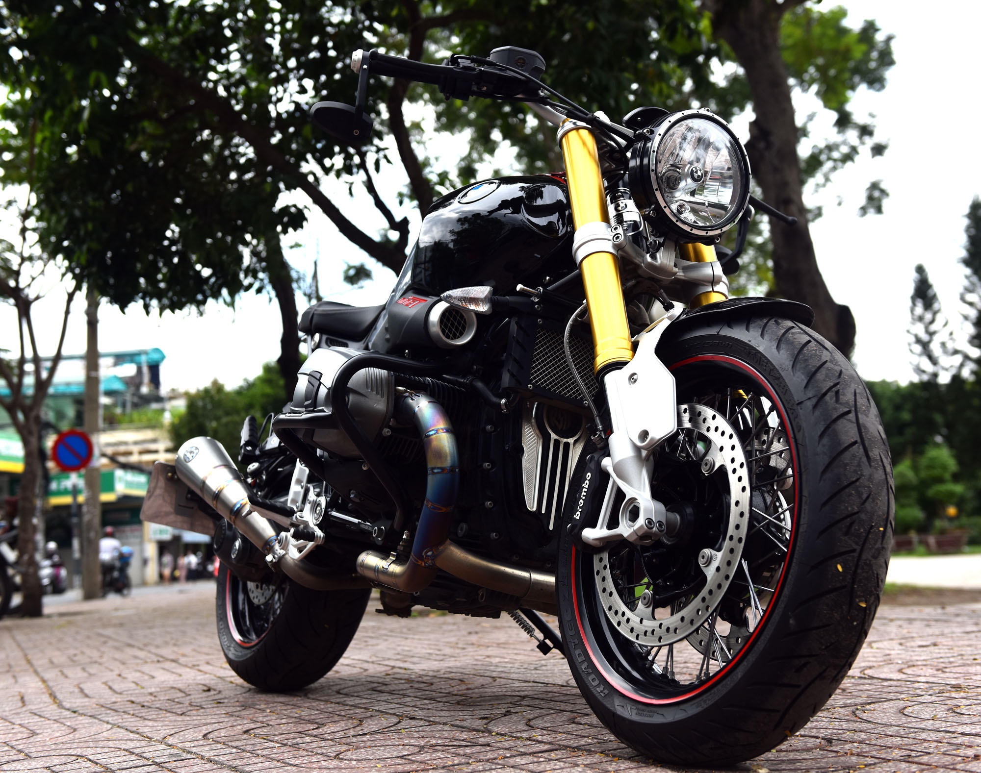 BMW R Nine T do po titan hang doc o Sai Gon hinh anh