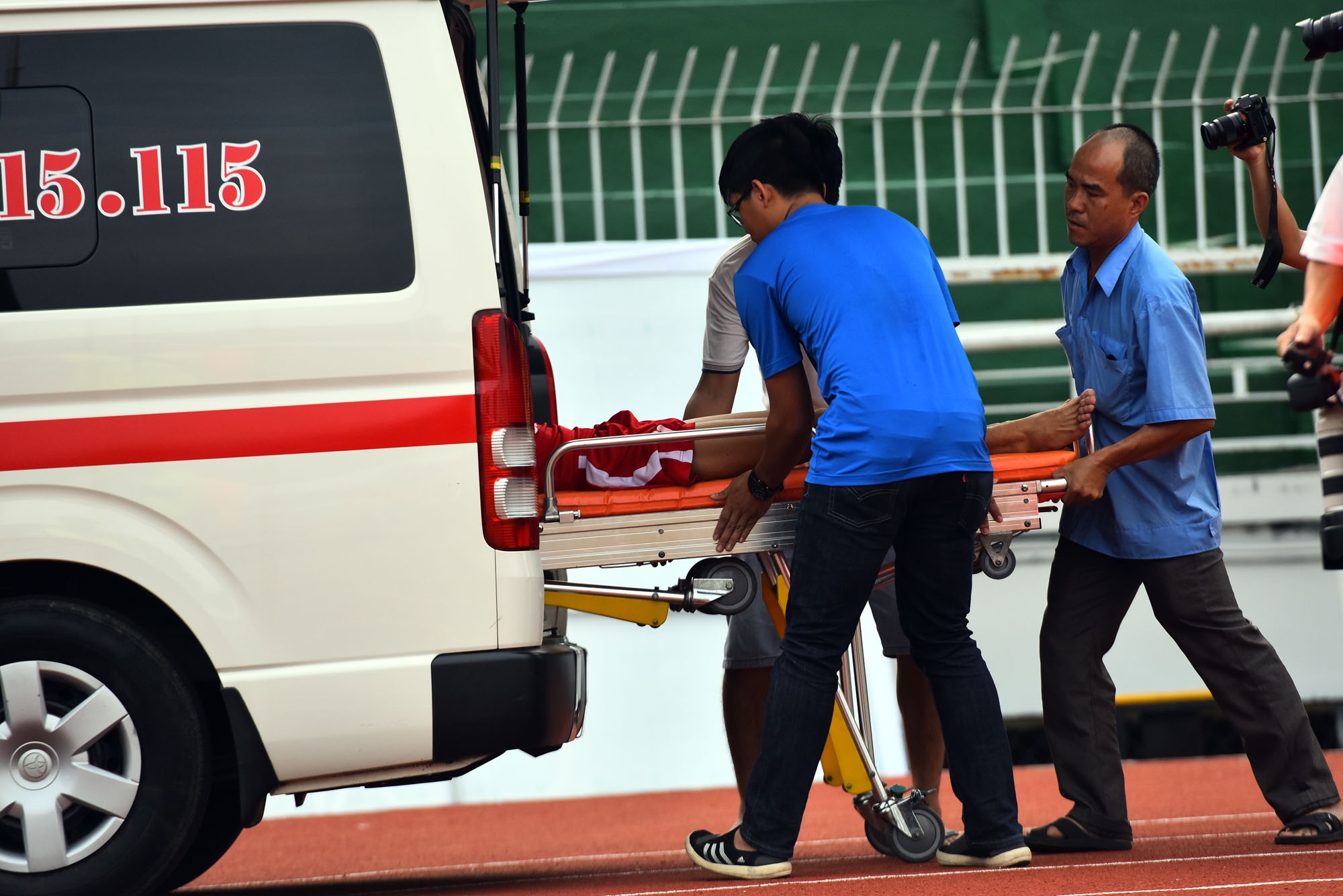 Cau thu U21 Binh Dinh nhap vien vi tu da trung mat, dap mui hinh anh