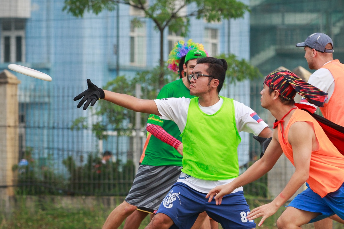 Tro choi duoi bat dia bay doc dao o Ha Noi hinh anh