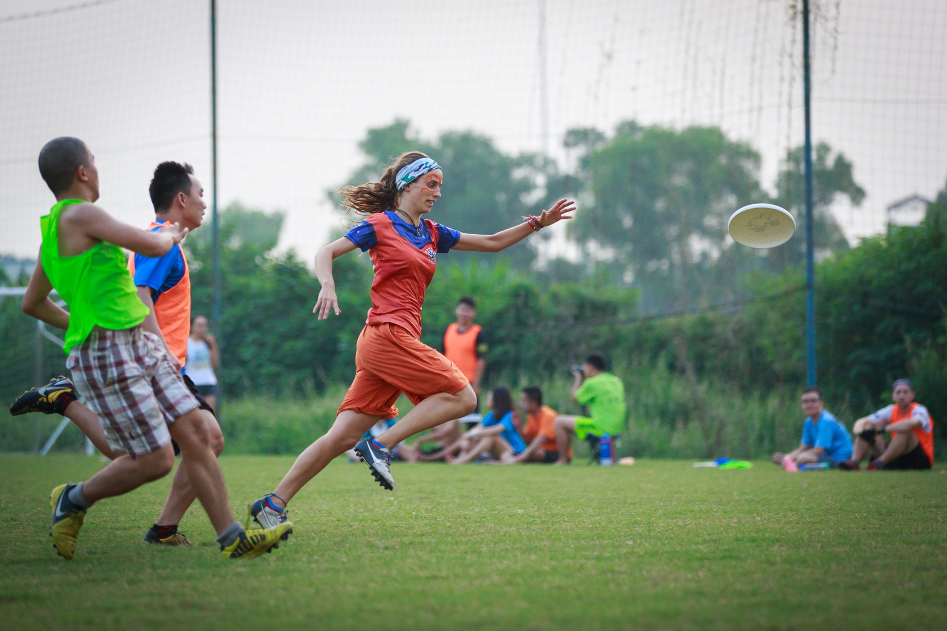 Môn Ném đĩa (Ultimate Frisbee hoặc Ultimate Disc) xuất hiện lần đầu vào năm 1968 tại Mỹ. Đến nay, môn thể thao này đã có mặt ở nhiều nước với hàng loạt giải thi đấu quy mô châu lục và thế giới. Tại Việt Nam, câu lạc bộ ném đĩa đầu tiên được thành lập vào năm 1997. Hiện nay, câu lạc bộ ném đĩa bay Hà Nội (Hanoi Ultimate Club) có khoảng 30 thành viên thường xuyên hoạt động, trong đó có khá nhiều người nước ngoài đang sống tại Việt Nam.
