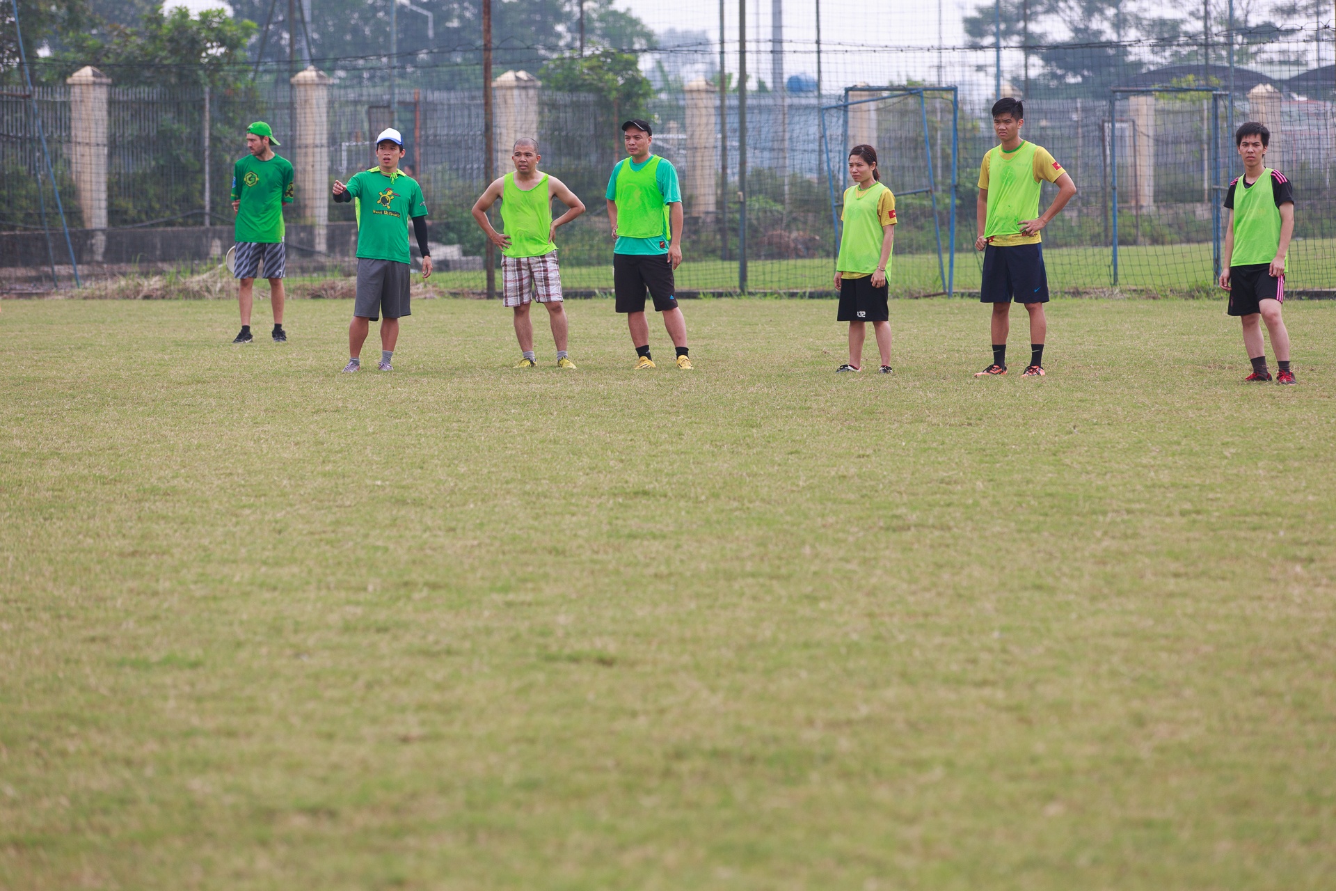 Môn ném đĩa bay có thể được chơi trong nhà, trên bãi biển (5 người một đội) hoặc phổ biến hơn cả là sân cỏ (7 người một đội). Sân chơi tiêu chuẩn có bề rộng 37 mét, tổng chiều dài 110 mét, trong đó có hai đầu sân gọi là 