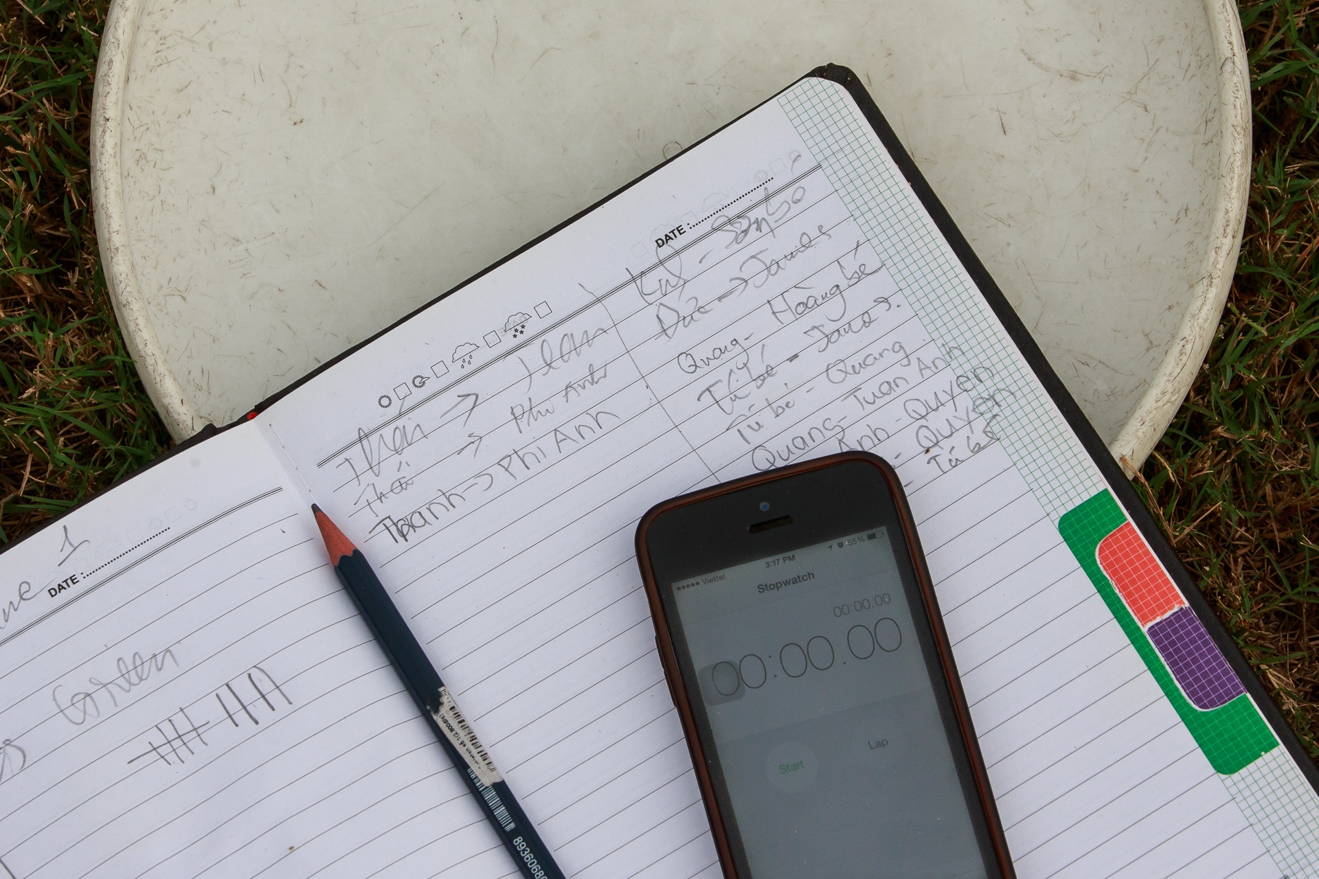 Để ghi điểm, đĩa phải được ném vào vùng end zone và người cùng đội phải bắt được trong khu vực đó. Thông thường, thời gian thi đấu của mỗi trận là từ 60 đến 90 phút, đội thắng là đội giành 15 điểm trước. Tuy nhiên, thời gian và điểm số này có thể được điều chỉnh tuỳ theo quy mô của giải đấu.