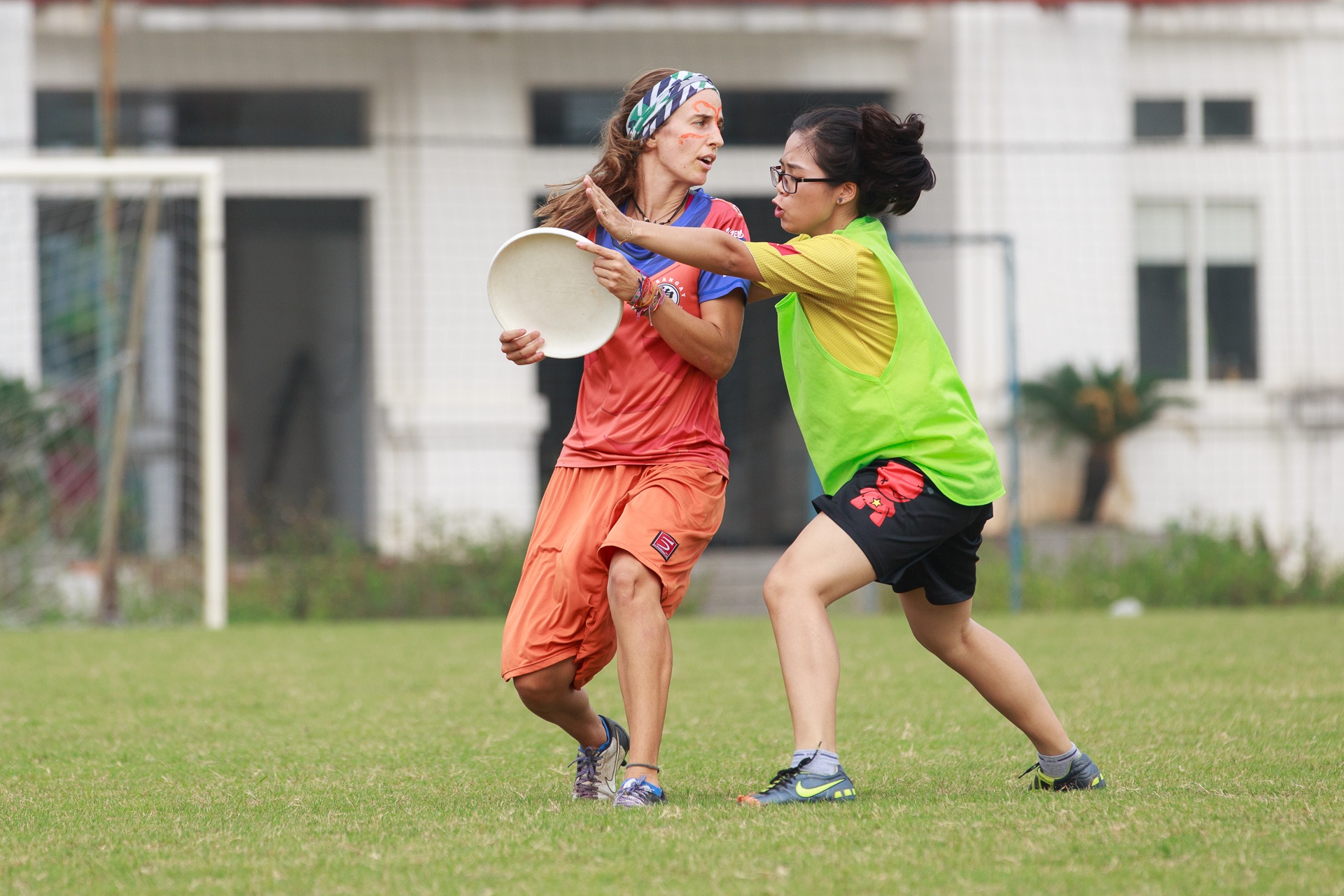 Ném đĩa là môn thể thao không tiếp xúc trực tiếp, tức là người chơi chỉ được đứng chặn chứ không được quyền chạm vào người hay cướp đĩa trên tay đối thủ. Ngược lại, sau khi nhận được đĩa, người có đĩa ngay lập tức phải dừng lại, không được di chuyển và phải chuyền cho đồng đội của mình trong vòng 10 giây.