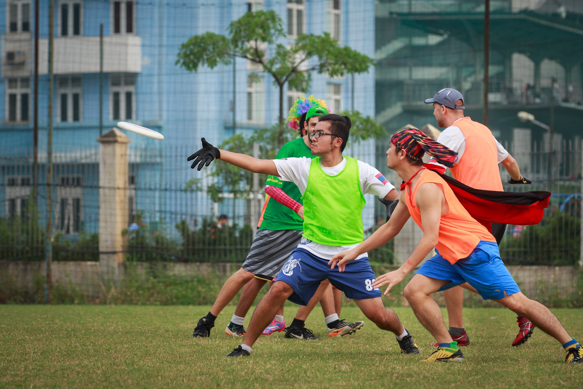 Khi một đường chuyền bị gián đoạn (do đĩa bị rơi, ra ngoài biên, bị chặn,...) thì đội phòng thủ sẽ lập tức nắm quyền kiểm soát đĩa và trở thành đội tấn công.