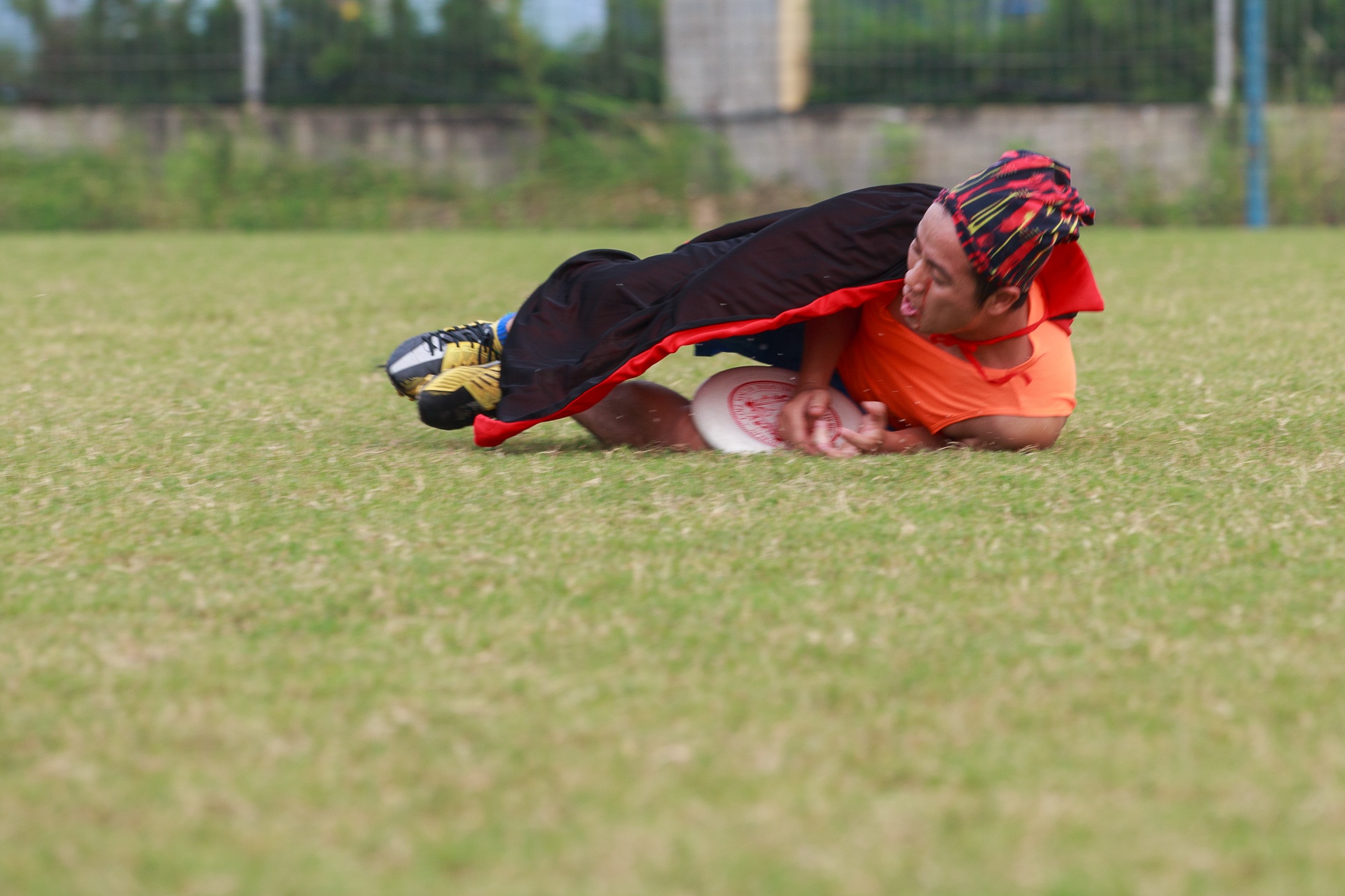 Ném đĩa bay là môn đề cao sự công bằng và tinh thần thi đấu (Spirit of the Game), nên môn ném đĩa không có trọng tài, trừ một số giải đấu chuyên nghiệp ở Mỹ. Trong các trường hợp được cho là lỗi, hai người chơi trực tiếp trong tình huống đó sẽ tự đưa ra nhận xét và quyết định xử lí.