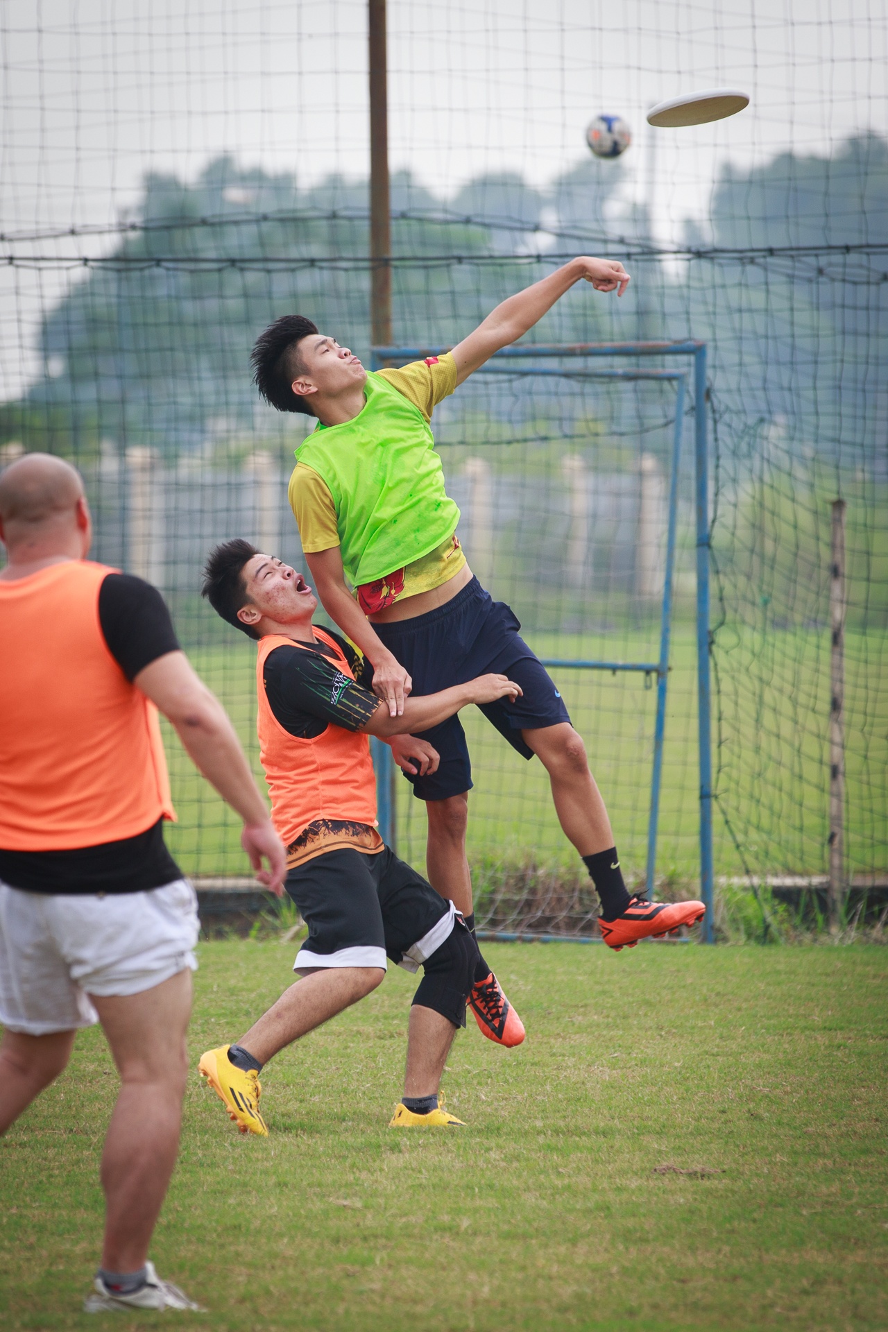 Anh Trần Nguyễn Quang (Chủ nhiệm CLB ném đĩa bay Hà Nội) cho biết, người chơi mới cần tập luyện từ 1 đến 2 tháng để có thể làm quen với các động tác ném đĩa, kiểm soát đường đi của đĩa cũng như cách di chuyển và đọc trận đấu. Để chơi tốt môn này, người chơi phải chịu khó di chuyển, quan sát, có tốc độ di chuyển cao và sức bật tốt.