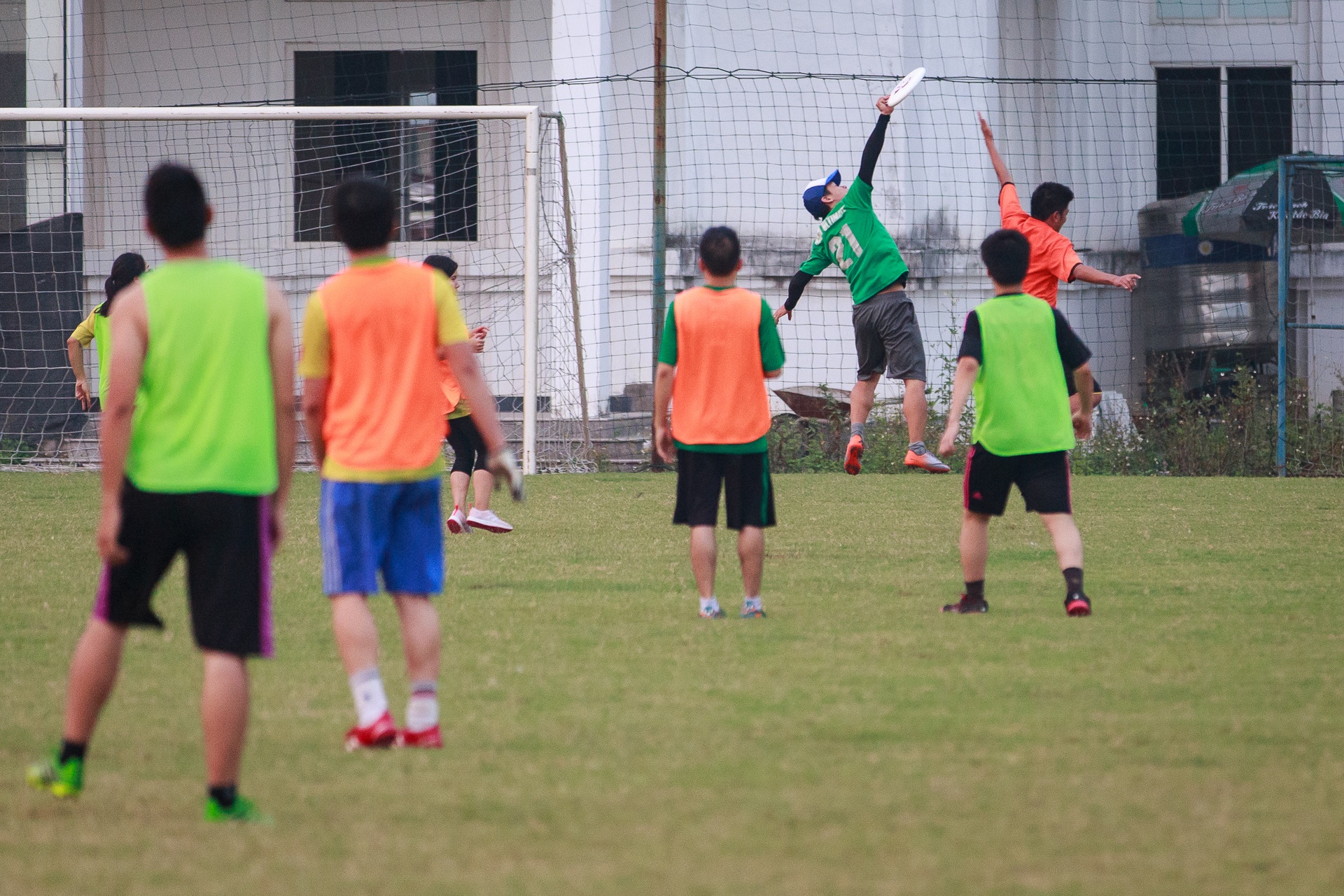 Trong khi các giải thi đấu cấp châu Á thường xuyên được tổ chức thì  câu lạc bộ ném đĩa Hà Nội mới chỉ dừng lại ở một số giải thi đấu cấp khu vực Đông Nam Á được tổ chức tại Việt Nam. Lí giải về điều này, bạn Quang cho biết, ngoài vấn đề tài chính thì khoảng cách về trình độ cũng là một điều đáng cân nhắc. Bởi vì so với các nước thì ở Việt Nam, môn ném đĩa bay còn tương đối mới mẻ và ít người chơi. 