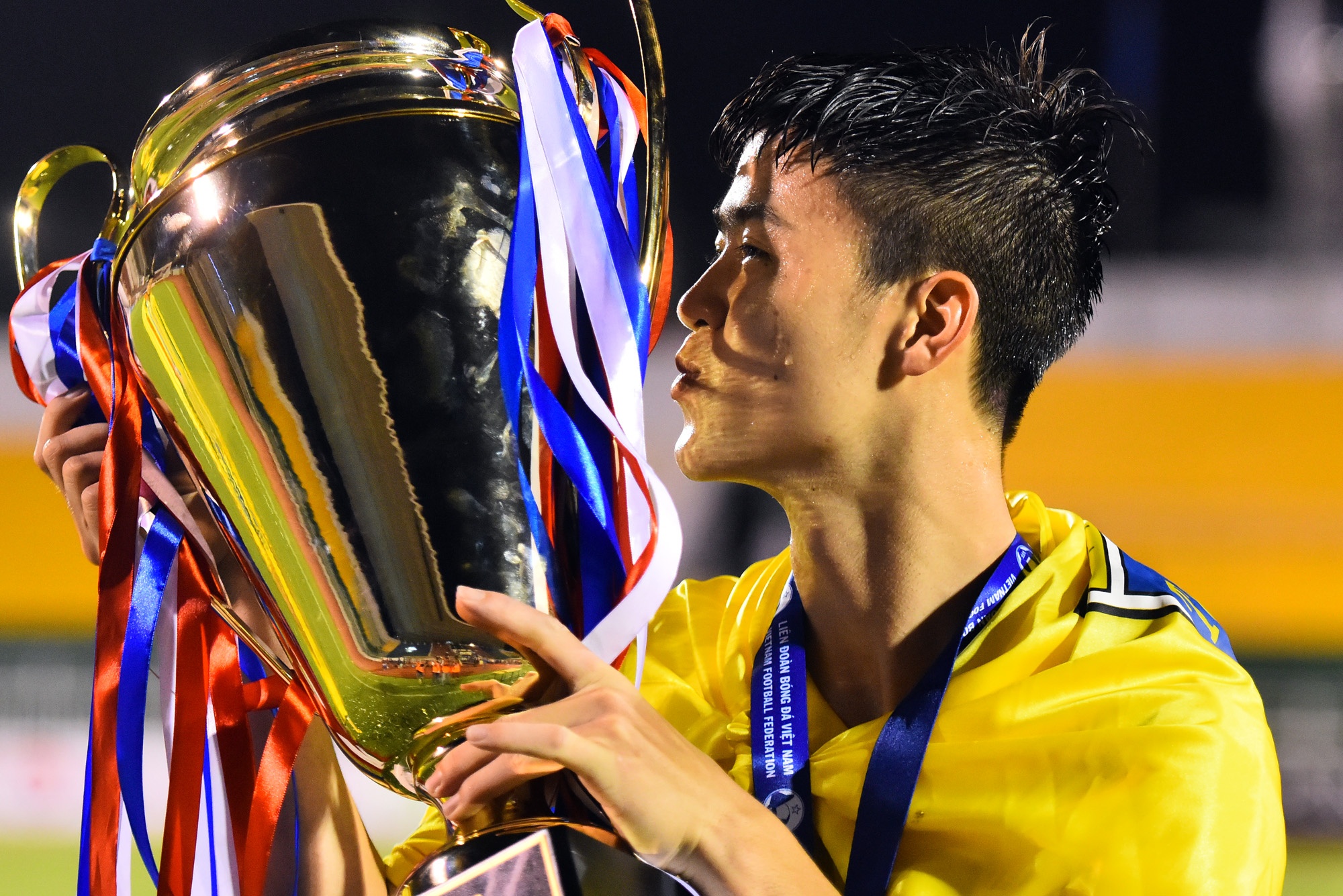 Duy Manh hon cup vang vo dich giai U21 Quoc gia hinh anh