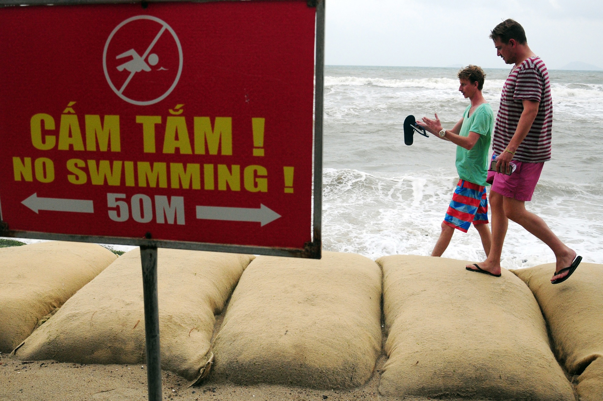 Song bien pha nat 3 km bo bien Hoi An hinh anh