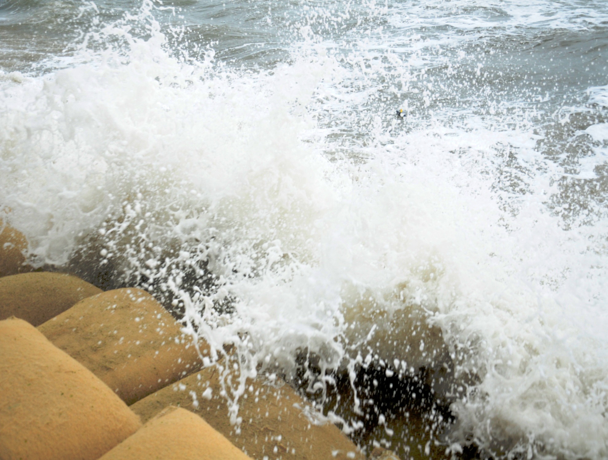 Bo bien Cua Dai tan hoang truoc song du hinh anh