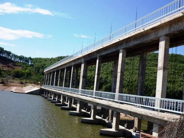 Hai hoc sinh Binh Dinh truot chan xuong dap chet duoi hinh anh