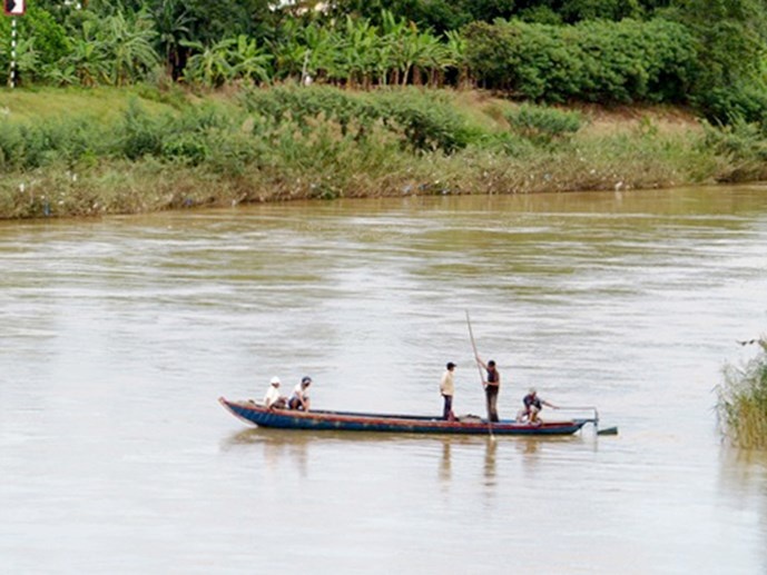 Cuu nguoi yeu nhay song tu tu, ca 2 bi nuoc cuon troi hinh anh