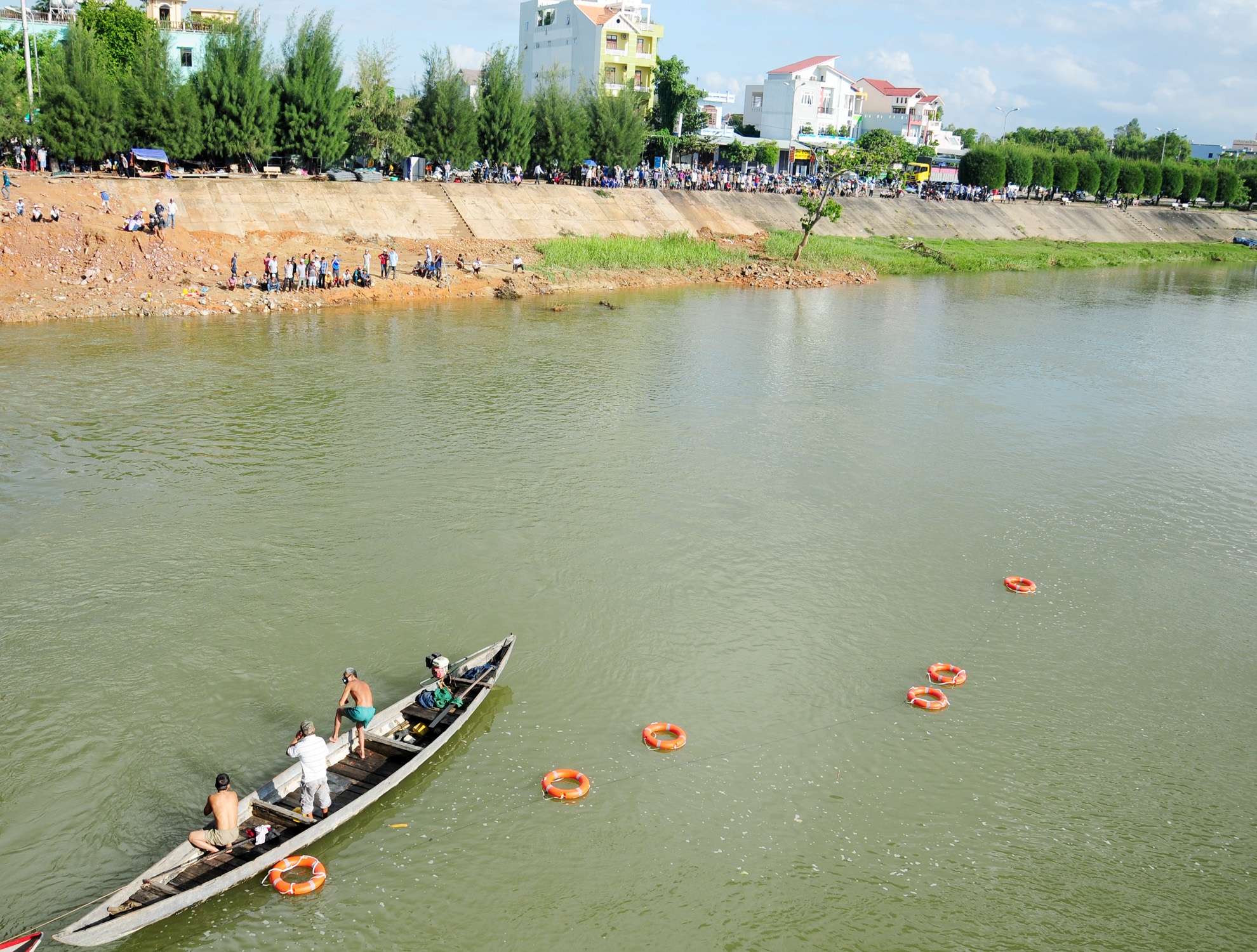 Bi la mang, nam sinh lop 5 nhay cau tu tu hinh anh