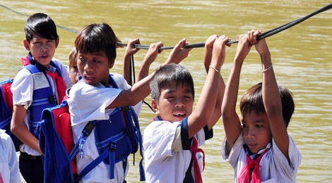 Hoc sinh mao hiem du day qua song hinh anh