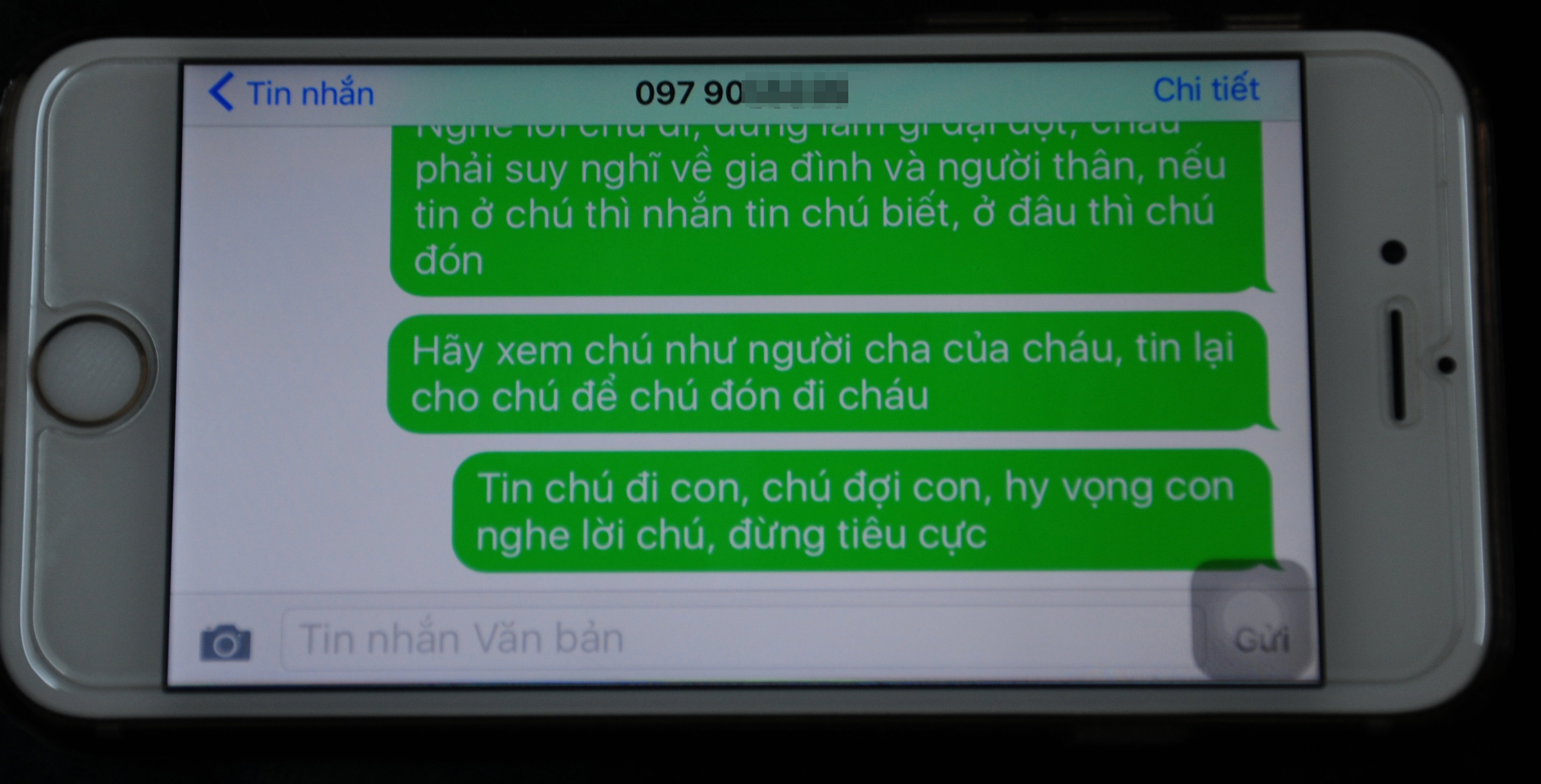 Tin nhắn qua điện thoại của đại tá Võ Văn Dương, Trưởng phòng Cảnh sát hình sự, Công an tỉnh Quảng Ngãi khuyên nghi can giết người ở quán Karaoke ra đầu thú. Ảnh: Minh Hoàng.