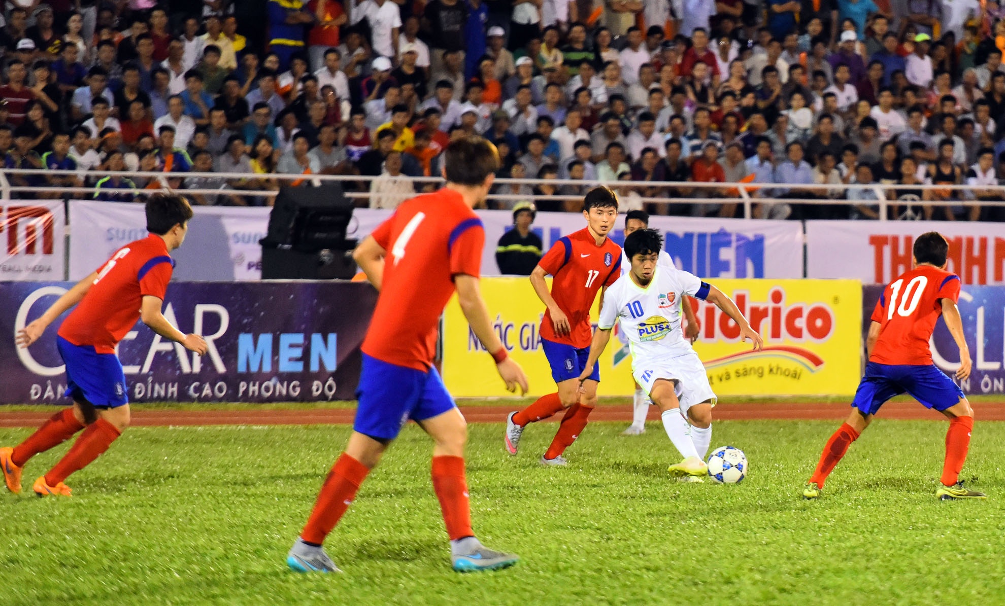 Cong Phuong va dong doi be tac trong vong vay U19 Han Quoc hinh anh