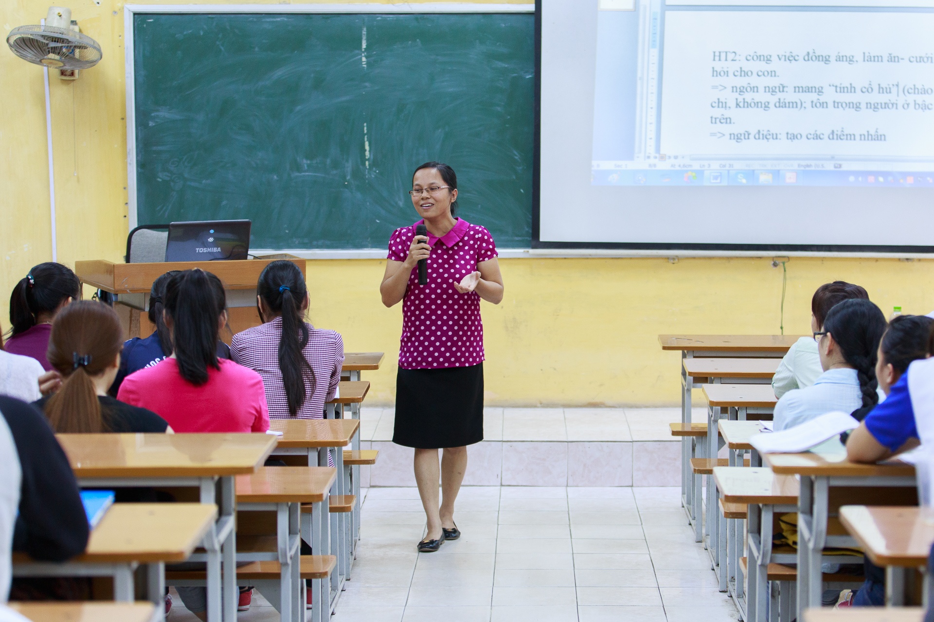 Trong số 522 giáo sư và phó giáo sư vừa được công nhận chức danh ngày 12/11/2015 thì chỉ có 5 người thuộc thế hệ 8x, trong đó có PGS.TS Nguyễn Thị Phương Thuỳ - giảng viên Khoa Ngôn ngữ học, Trường Đại học Khoa học Xã hội và Nhân văn, Đại học Quốc gia Hà Nội.