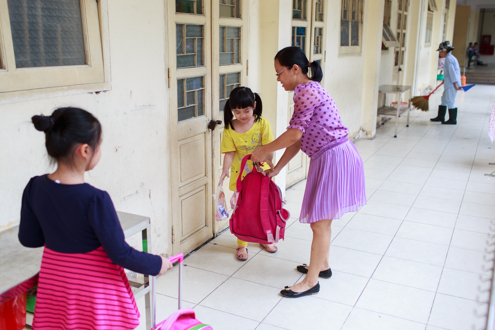 Một ngày của giảng viên sinh năm 1981 bắt đầu bằng việc đưa cô con gái lớn đến trường. Tuy nhiên cũng có những hôm trùng giờ dạy, rồi tắc đường mà cả hai vợ chồng đều bận thì việc tưởng như đơn giản này cũng khiến chị cũng phải tính toán từng phút một. 