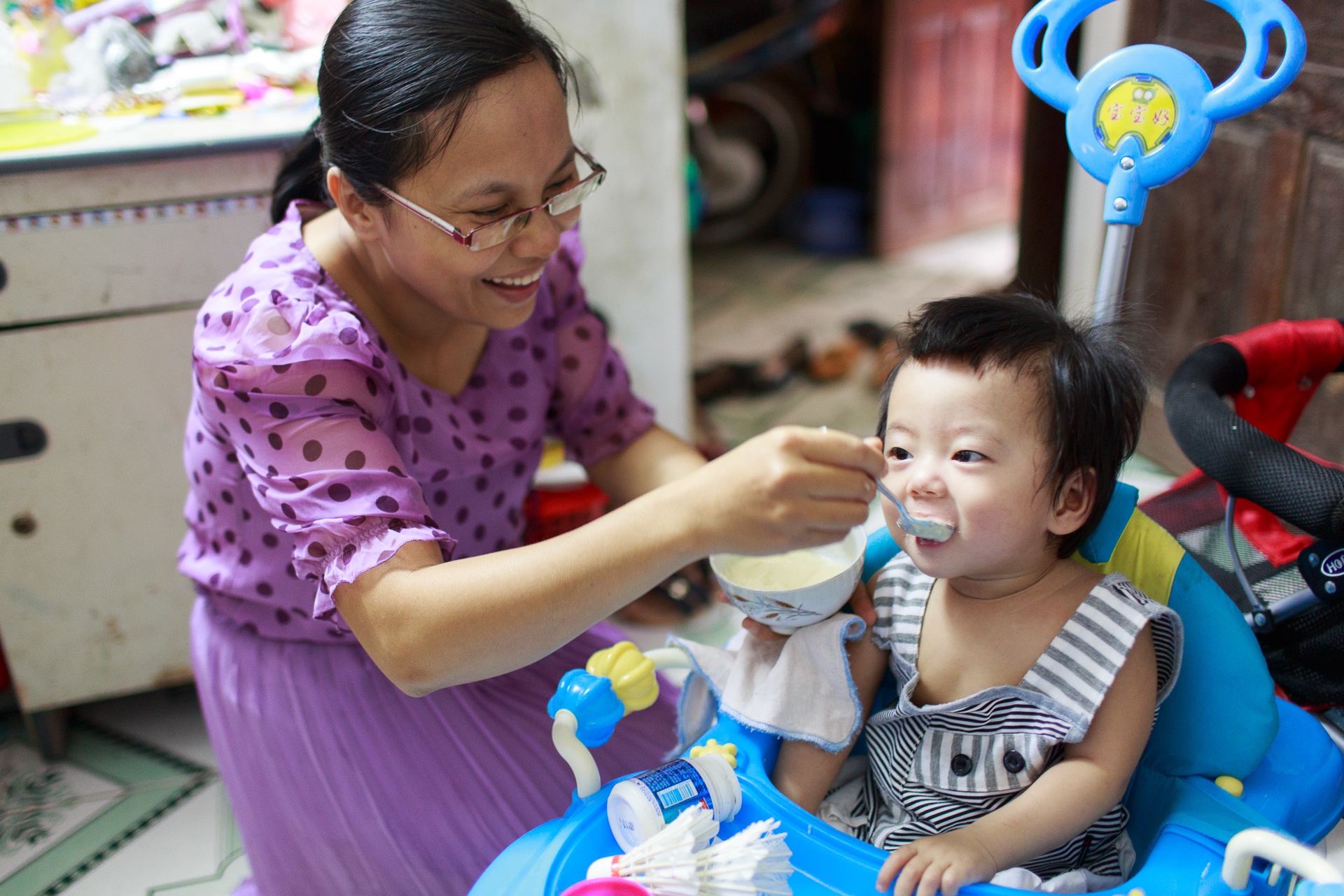Sau khi đưa con gái lớn đi học, nếu không phải lên lớp thì chị Thuỳ về nhà cho con gái bé (hơn 1 tuổi) ăn sáng trước khi đến lớp mẫu giáo. Do em bé sinh thiếu tháng nên thời gian đầu việc chăm sóc rất vất vả và căng thẳng. Trước những hôm có giờ giảng là phải chuẩn bị trước, nhưng cũng phải đợi con ngủ thì mới tĩnh tâm mà làm việc được. Có những hôm bà mẹ hai con phải thức đến 3, 4 giờ sáng vừa bế con vừa đọc sách, hôm sau đến lớp buồn ngủ đến mức phải chạy ra ngoài vã nước vào mặt để dạy tiếp. Vì vậy, theo chị Thuỳ thì nghiên cứu khoa học và nuôi con có điểm chung là phải kiên trì. 