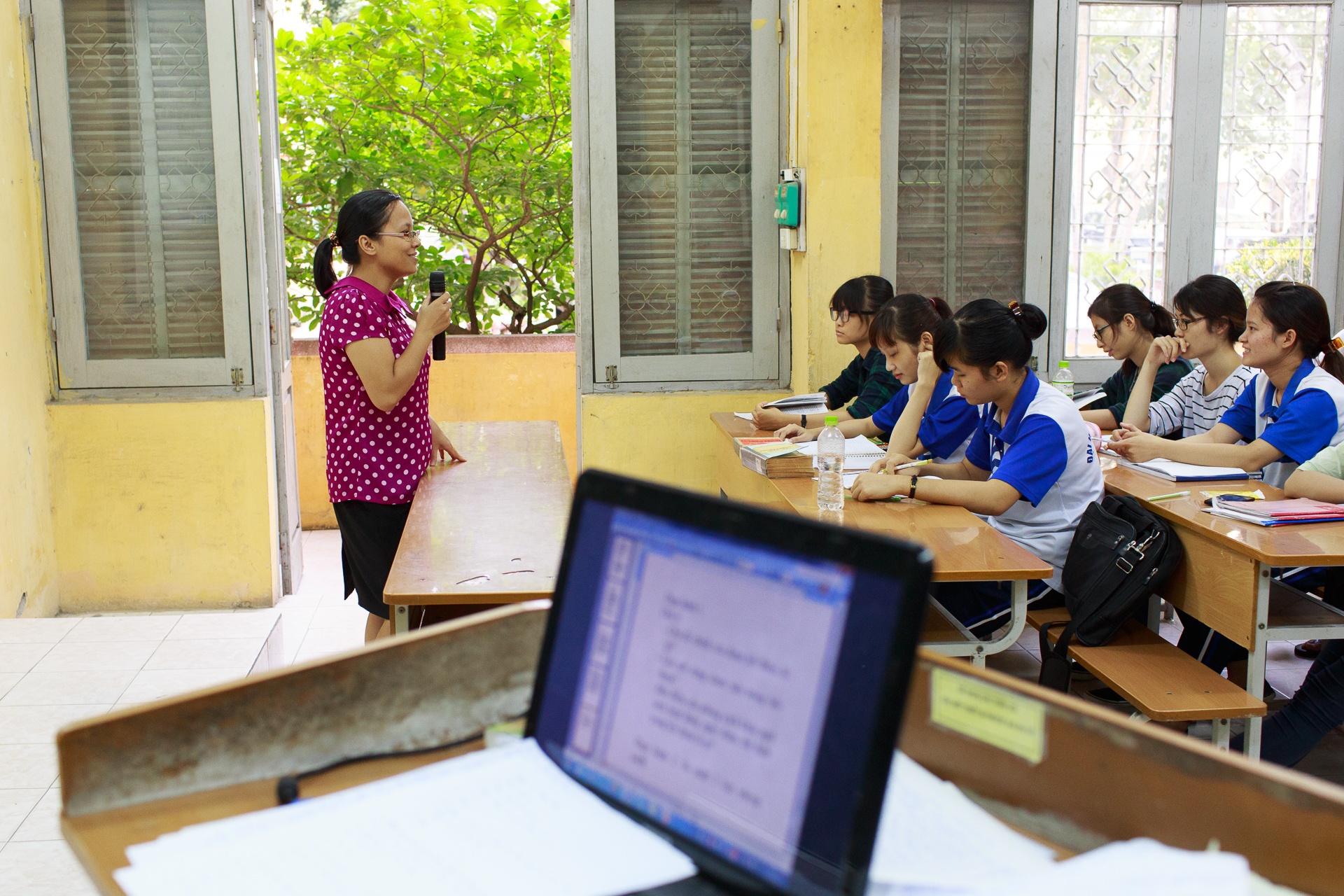 Đối với việc giảng dạy, PGS trẻ tuổi cho biết mình phải chuẩn bị trước cả học kì, luôn phải cập nhật liên tục kiến thức và kĩ năng trình bày để bài giảng sinh động. Không những thế, khi bước vào lớp là giáo viên phải gạt bỏ tát cả những việc riêng, tạo tâm thế thoải mái cho bản thân và sự hưng phấn cho người học. Vì thế, nếu thấy sinh viên hứng thú với việc học hành thì bản thân người dạy dù mệt mỏi cũng sẽ thấy thoải mái hơn.