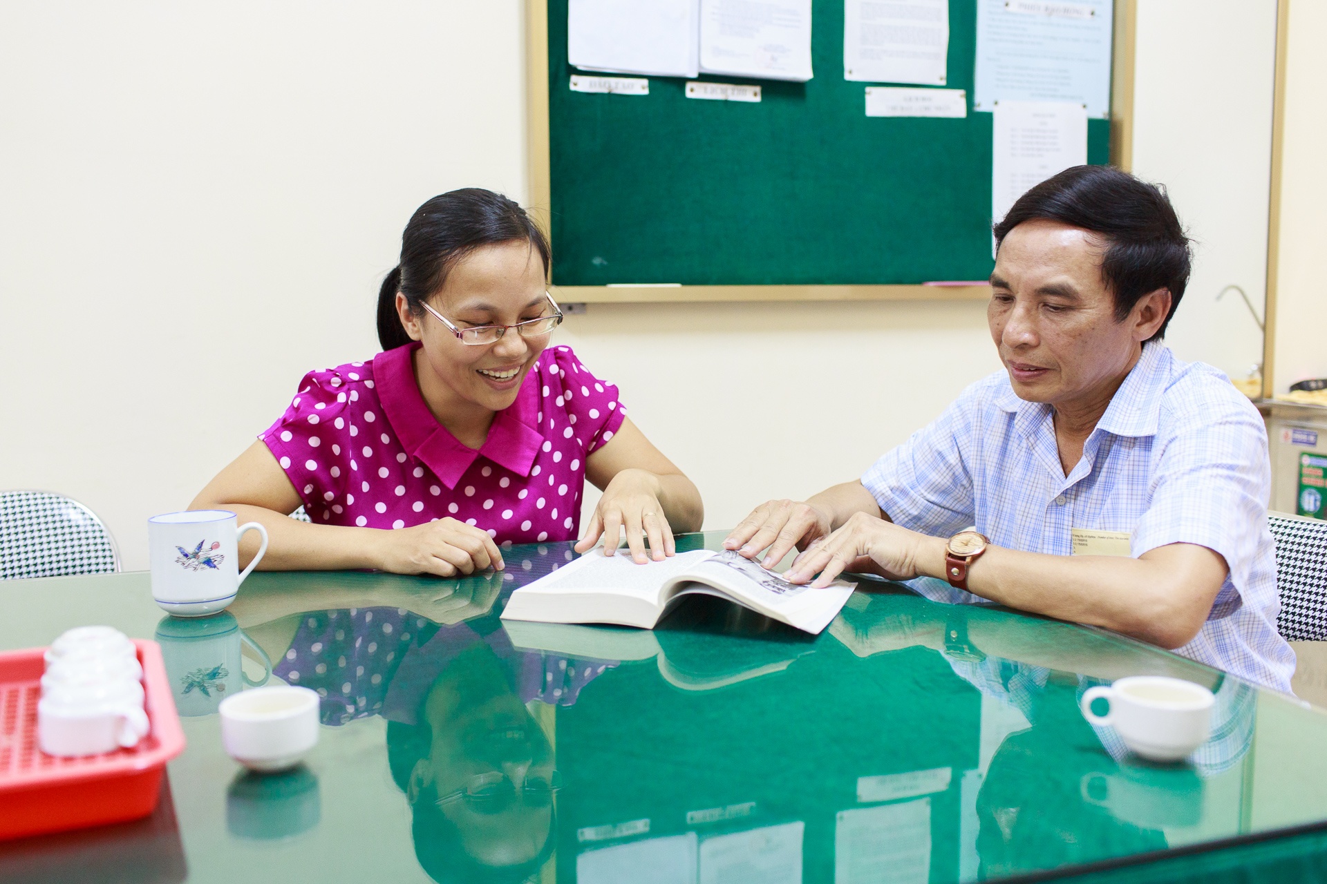 Trong giờ giải lao giữa giờ, chị Thuỳ tranh thủ gặp và trao đổi chuyên môn với bố là PGS.TS Nguyễn Hữu Đạt. 