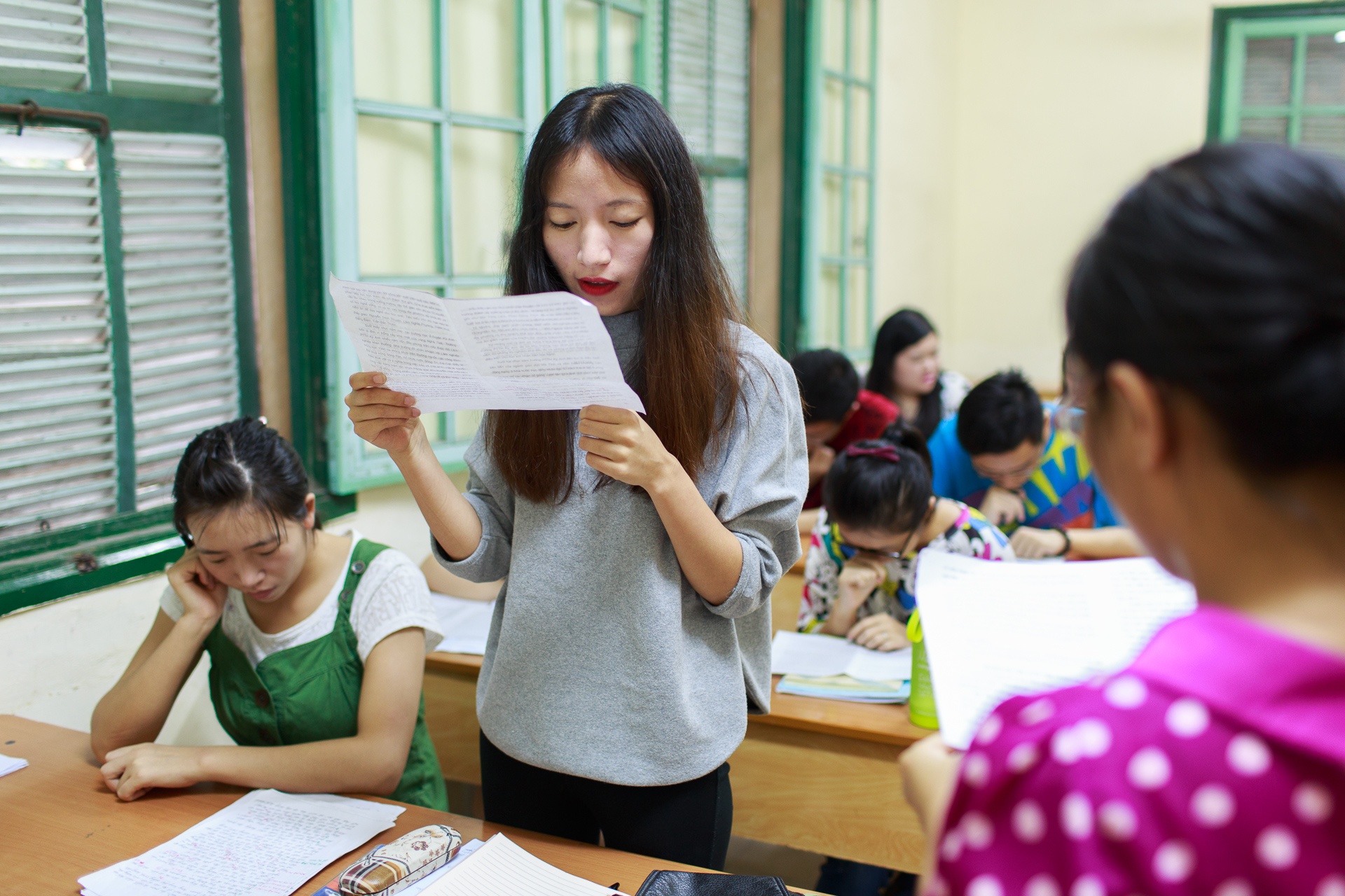 Ngoài giảng dạy chuyên ngành Ngôn ngữ học, PGS Nguyễn Thị Phương Thuỳ còn tham gia dạy tiếng Việt cho sinh viên nước ngoài. Đây là việc không hề dễ vì ngoài việc dạy tri thức tiếng Việt, giáo viên còn phải giúp sinh viên hiểu và yêu mến văn hoá, đất nước Việt Nam qua lăng kính ngôn ngữ. Đồng thời, công việc này cũng đem lại những kinh nghiệm và nguồn tư liệu cho các nghiên cứu ngôn ngữ học.